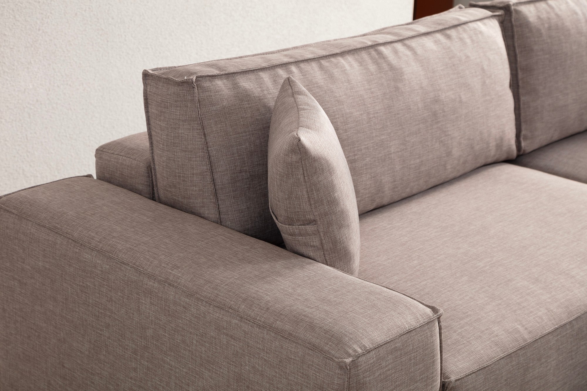 Sofá-cama de canto elegante, marrom, 260 cm | Estrutura em madeira de faia e aglomerado, 100% poliéster | Mecanismo deslizante, tecido lavável a seco, perfeito para ambientes modernos