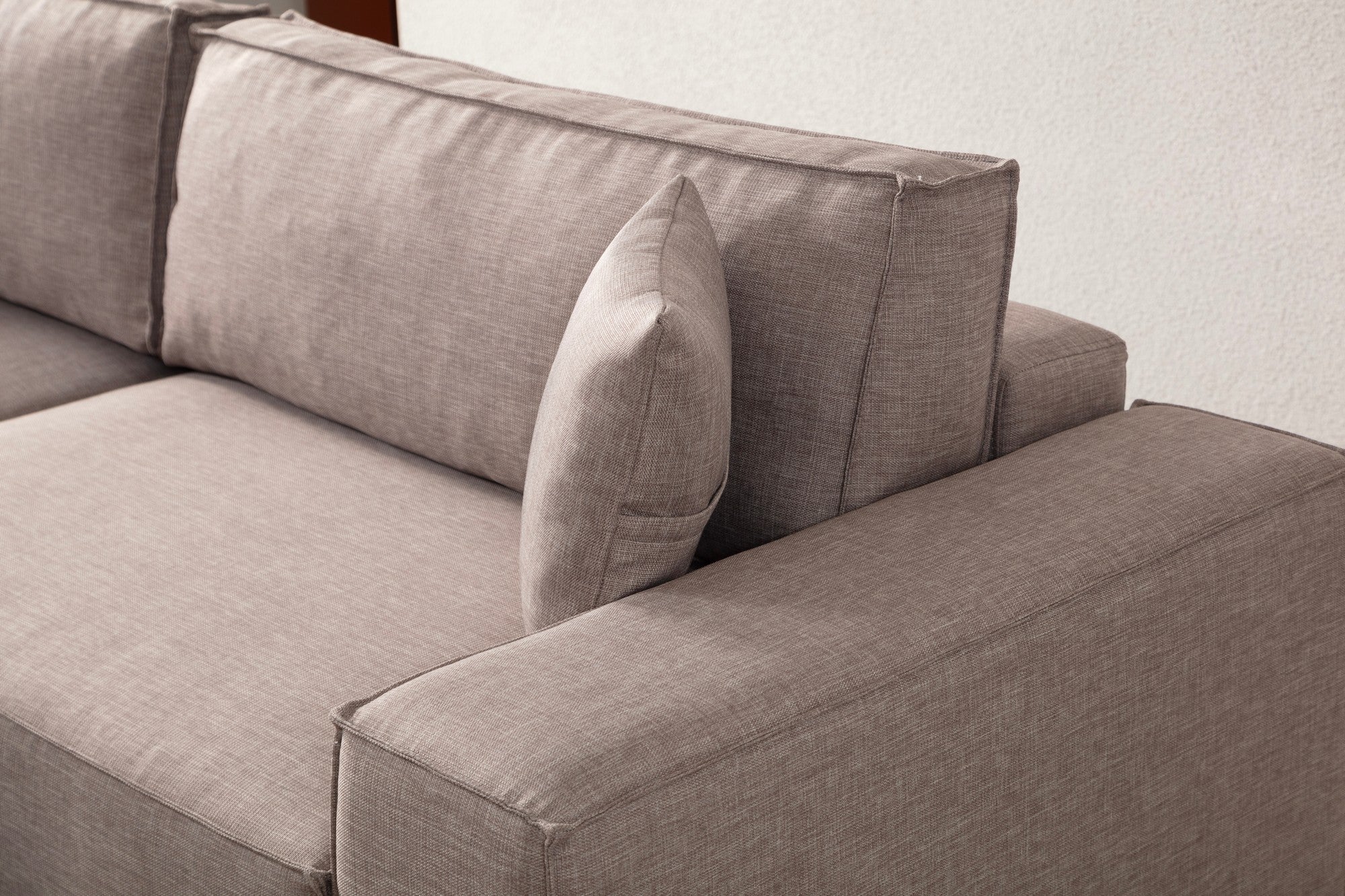Sofá-cama de canto elegante, marrom, 260 cm | Estrutura em madeira de faia e aglomerado, 100% poliéster | Mecanismo deslizante, espuma macia, tecido lavável a seco | Perfeito para espaços modernos