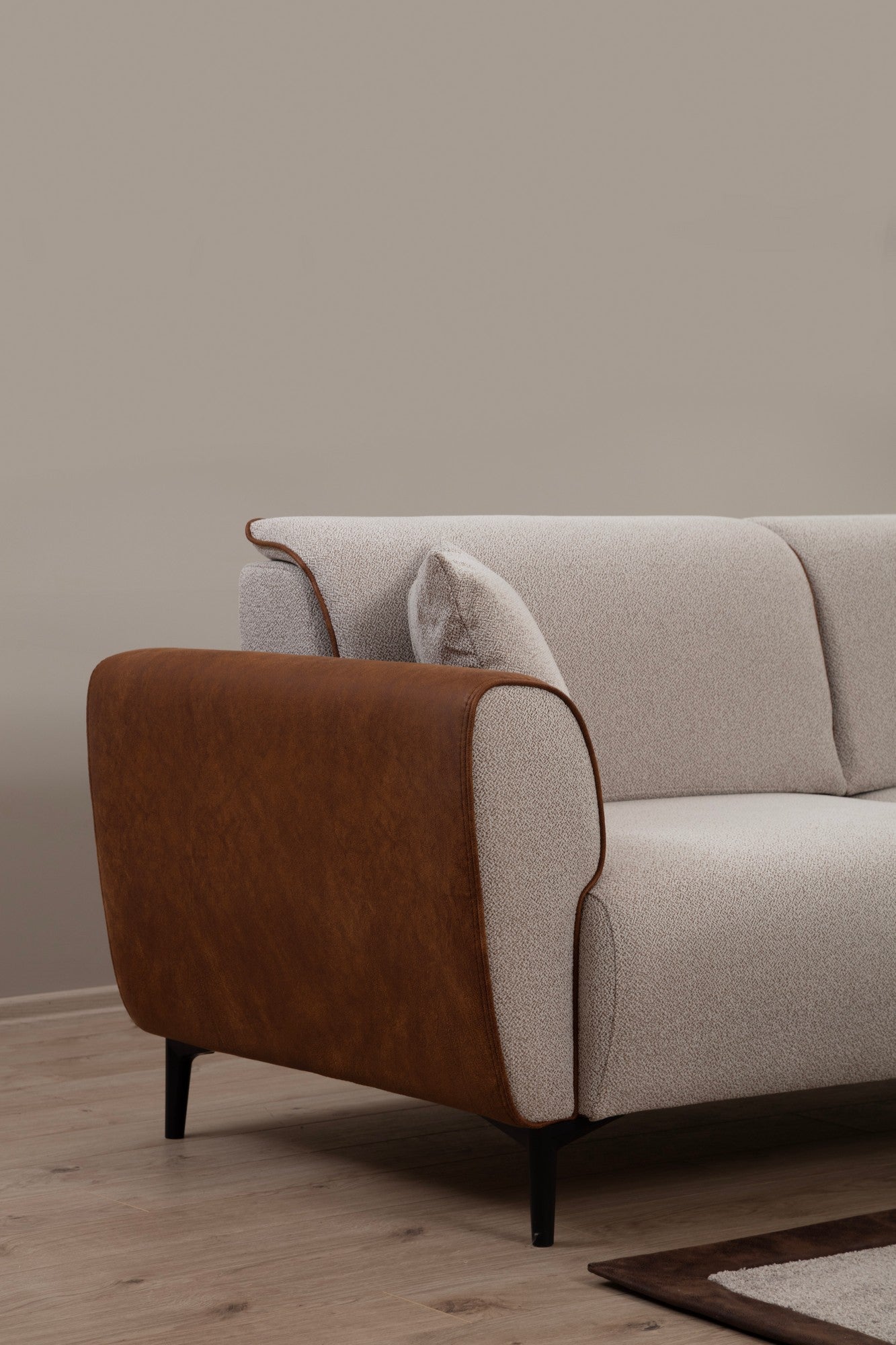 Sofá-cama elegante de 3 lugares, estrutura em madeira de faia e aglomerado, 215 cm | 100% poliéster, mecanismo giratório nas costas, bege e canela | Perfeito para espaços modernos