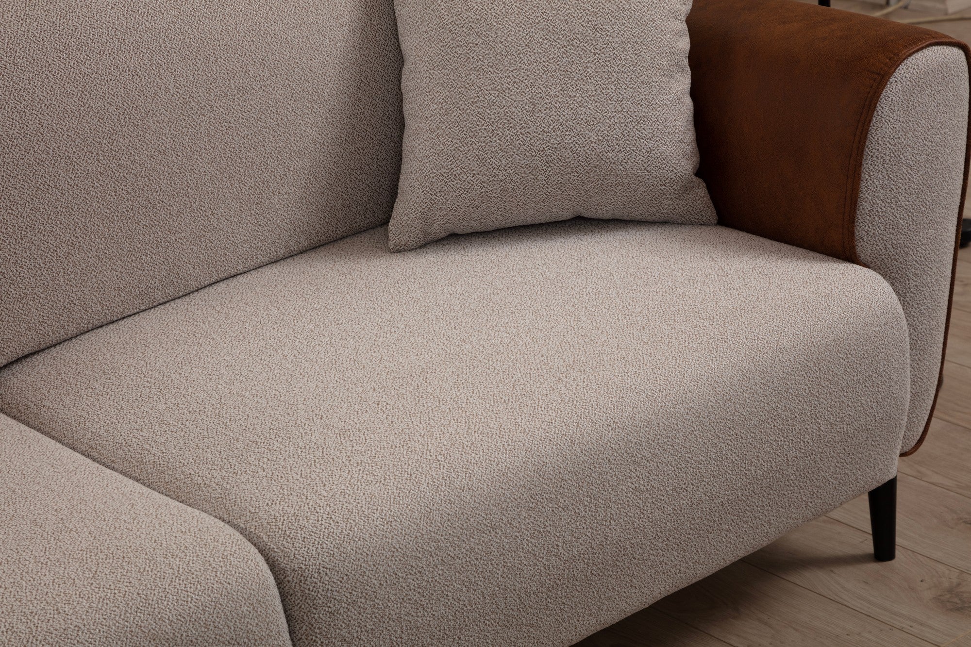 Sofá-cama elegante de 3 lugares, estrutura em madeira de faia e aglomerado, 215 cm | 100% poliéster, mecanismo giratório nas costas, bege e canela | Perfeito para espaços modernos