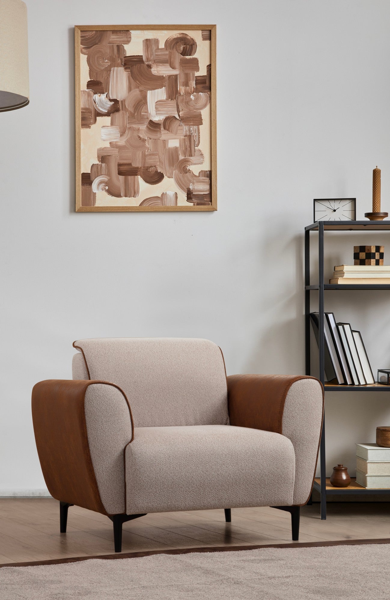 Sofá elegante de 1 lugar, bege e canela, 100x85x85 cm | Estrutura em madeira de faia e aglomerado, 100% poliéster, almofadas de espuma macia | Tecido fácil de limpar, design moderno