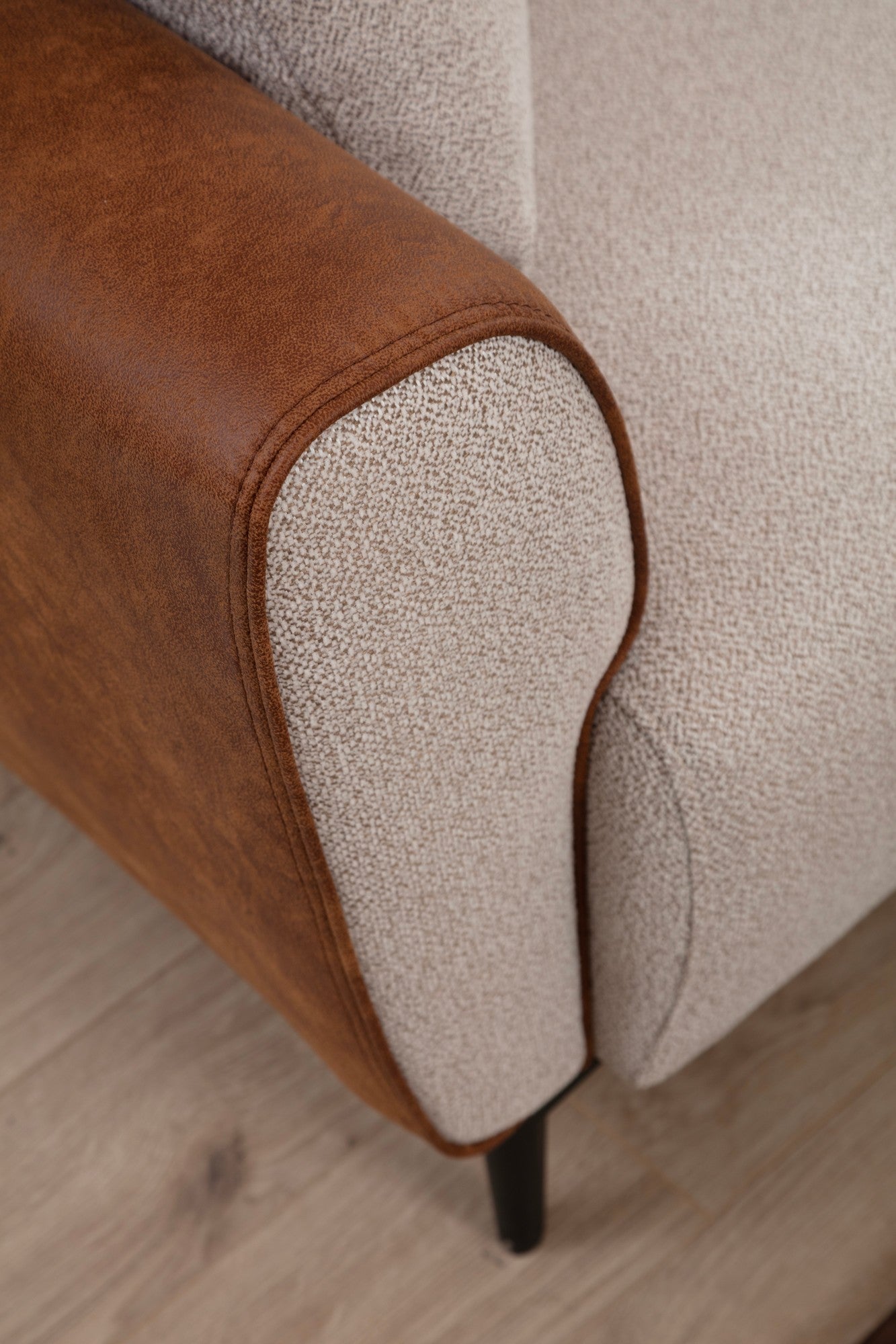 Sofá elegante de 1 lugar, bege e canela, 100x85x85 cm | Estrutura em madeira de faia e aglomerado, 100% poliéster, almofadas de espuma macia | Tecido fácil de limpar, design moderno