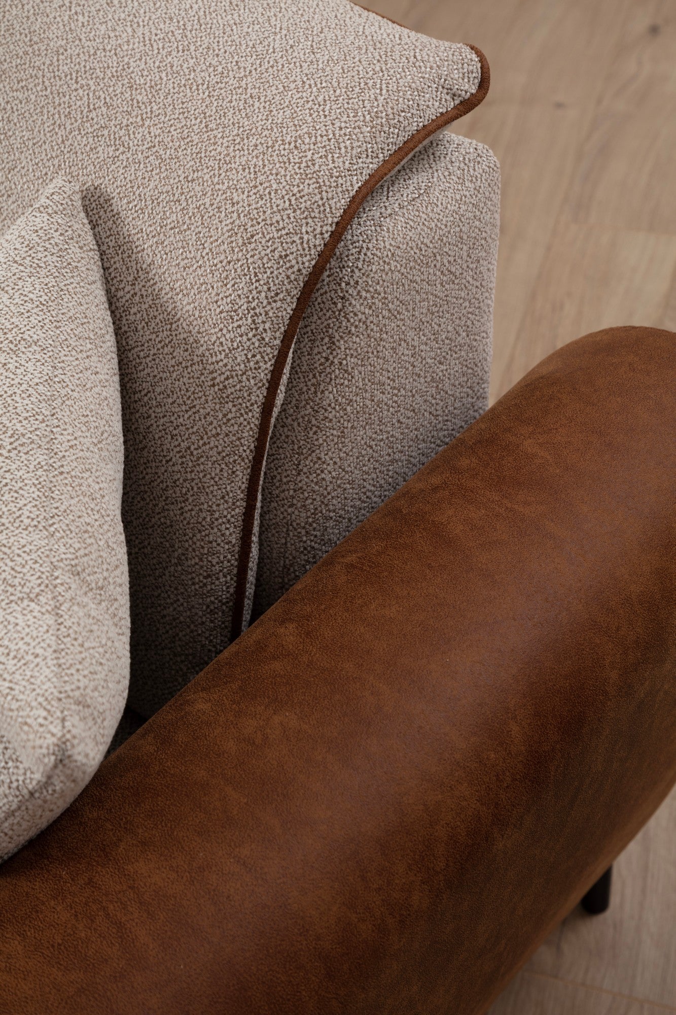 Sofá elegante de 1 lugar, bege e canela, 100x85x85 cm | Estrutura em madeira de faia e aglomerado, 100% poliéster, almofadas de espuma macia | Tecido fácil de limpar, design moderno