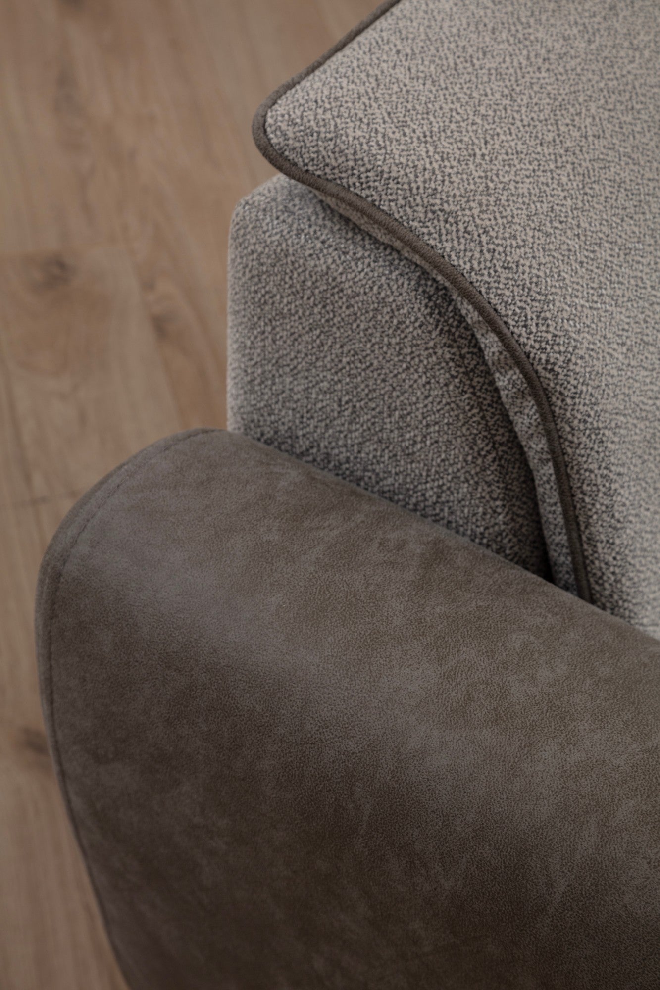 Sofá elegante de 1 lugar, cinza, 100 cm | Estrutura em madeira de faia e aglomerado, tecido 100% poliéster | Almofadas de espuma macia, fácil de limpar, design moderno