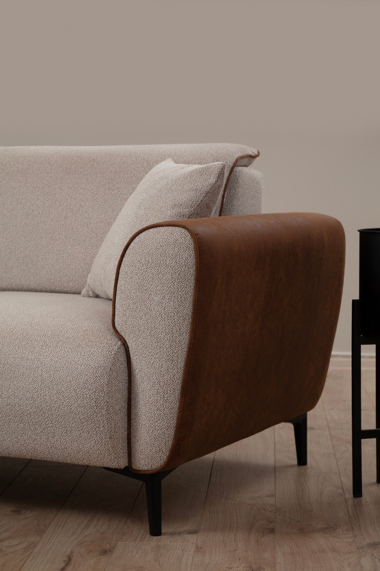 Sofá-cama de canto elegante, estrutura de madeira de faia e aglomerado, 150 x 260 cm, 100% poliéster, mecanismo giratório, bege e canela, perfeito para espaços de estar modernos