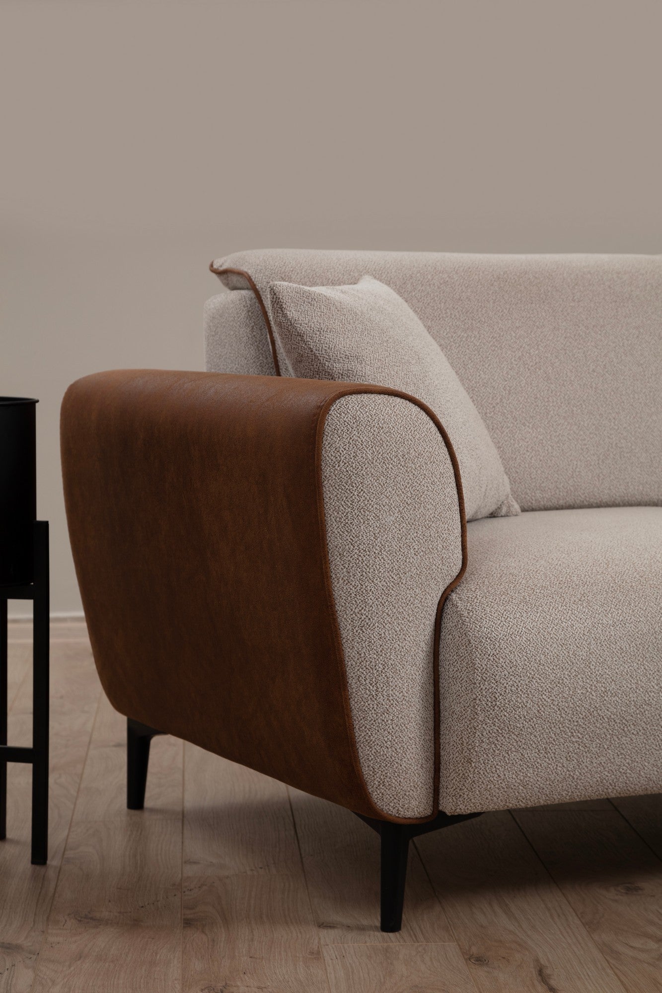 Sofá-cama de canto elegante, estrutura de madeira de faia e aglomerado, 150 x 260 cm, 100% poliéster, mecanismo giratório, bege e canela, perfeito para espaços de estar modernos