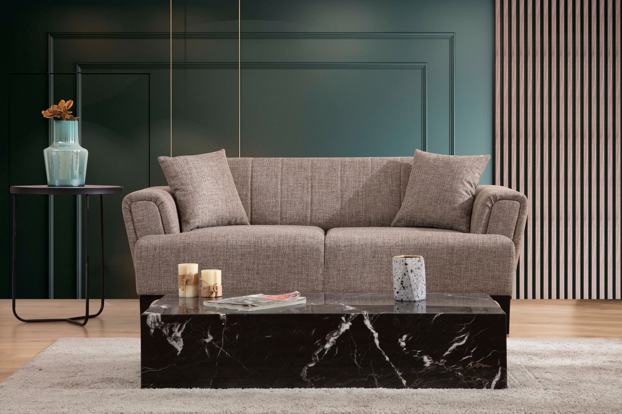Sofá elegante de 2 lugares, marrom claro, 180 x 95 x 77 cm | Estrutura em madeira de faia e aglomerado, tecido 100% poliéster | Almofadas de espuma macia, design de fácil manutenção