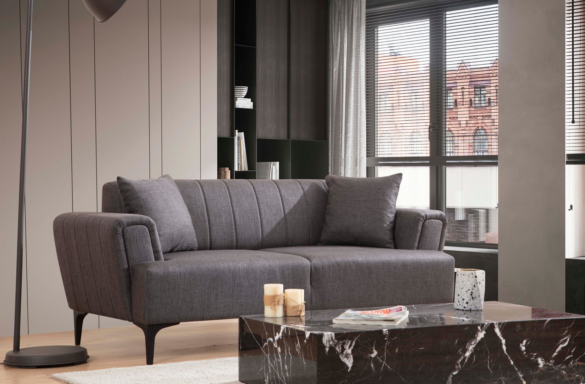 Sofá elegante de 2 lugares, cinza escuro, 180 x 95 x 77 cm | Estrutura em madeira de faia e aglomerado, tecido 100% poliéster | Almofadas de espuma macia, design de fácil manutenção