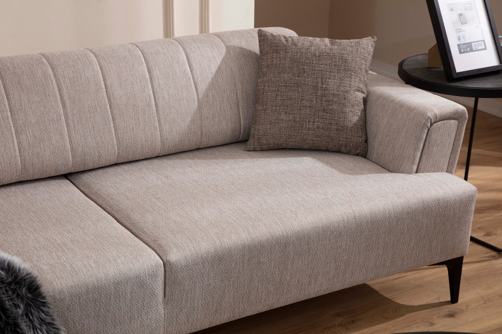 Sofá-cama elegante de 3 lugares, bege, 230 cm | Estrutura em madeira de faia, 100% poliéster, mecanismo giratório | Espuma confortável, tecido fácil de limpar, design moderno