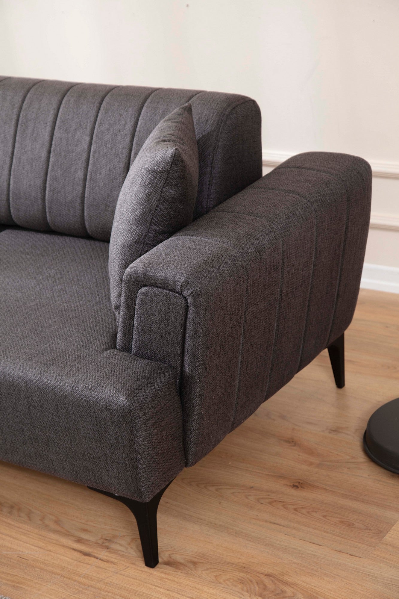 Sofá-cama de canto elegante, cinza escuro, 140x270 cm | Estrutura em madeira de faia e aglomerado, 100% poliéster | Mecanismo giratório, fácil manutenção, design moderno