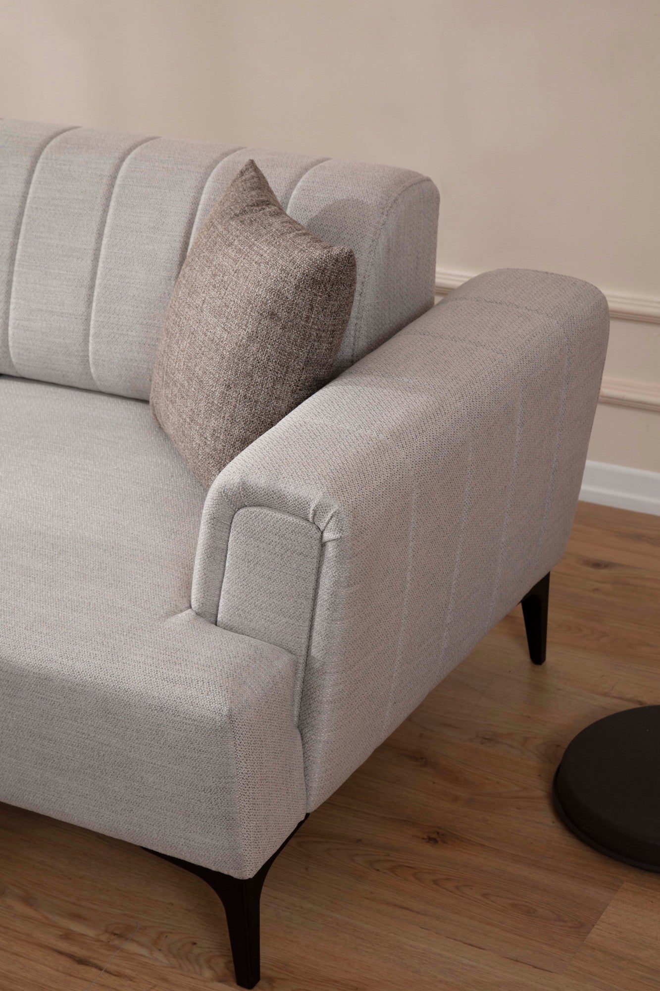 Sofá-cama de canto elegante, cru, 140x270 cm | Estrutura em madeira de faia e aglomerado, 100% poliéster, mecanismo giratório | Perfeito para espaços modernos
