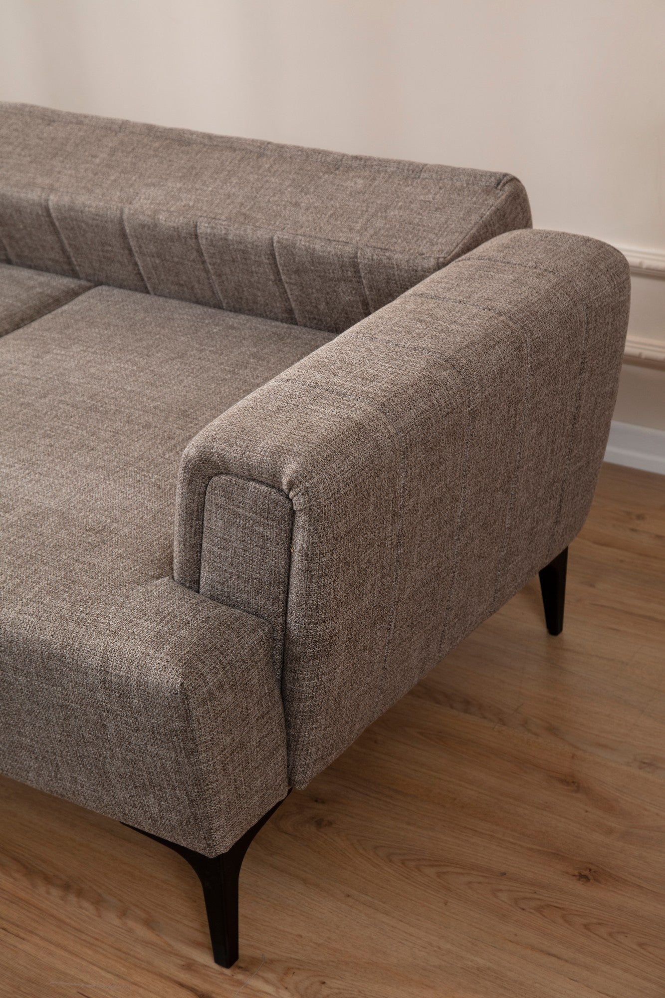 Sofá-cama de canto elegante, marrom claro, 140 x 270 cm | Estrutura em madeira de faia e aglomerado, 100% poliéster | Mecanismo de encosto giratório, design de fácil manutenção