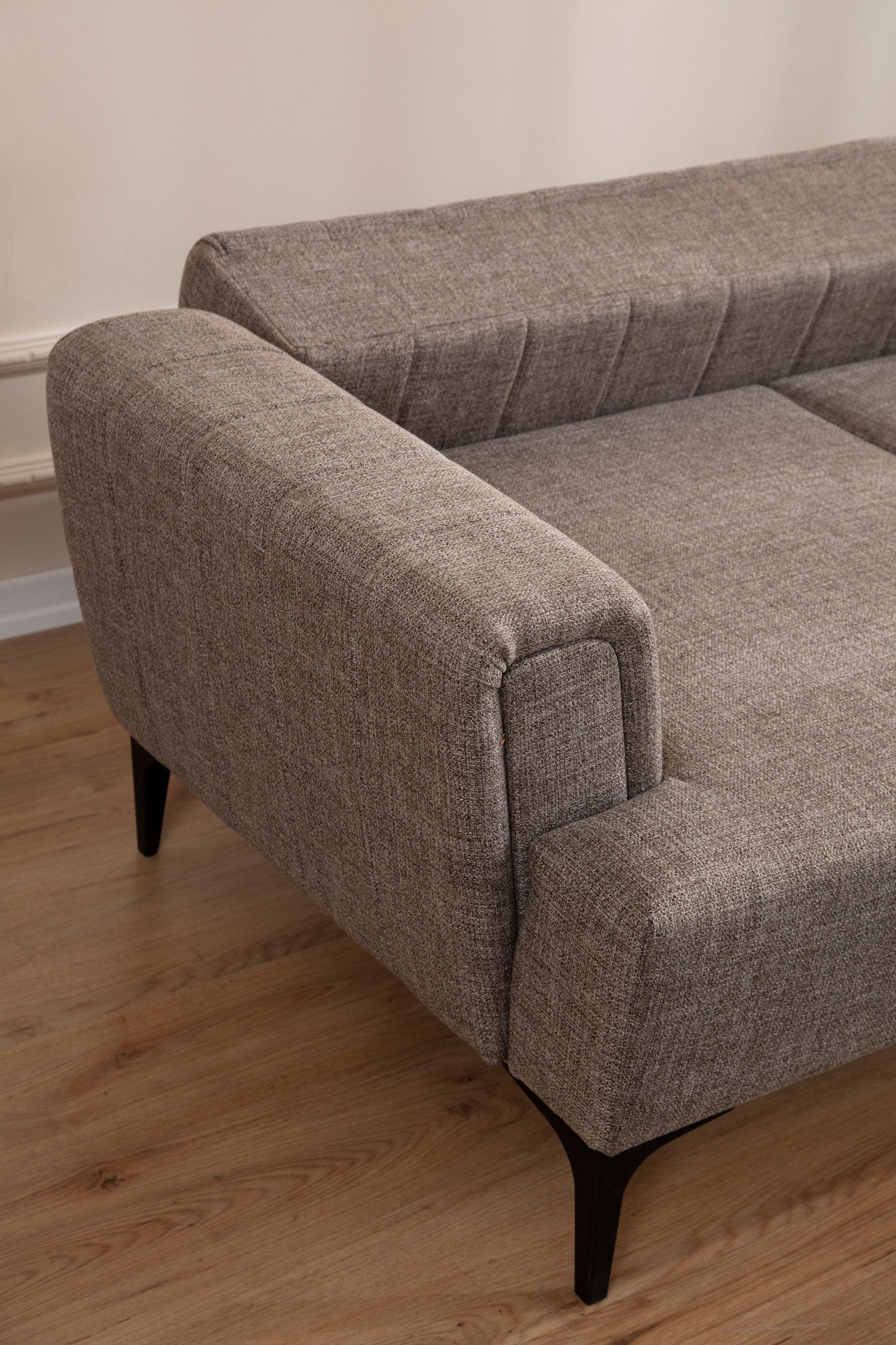 Sofá-cama de canto elegante, marrom claro, 270 x 140 cm | Estrutura em madeira de faia e aglomerado, 100% poliéster, mecanismo giratório nas costas | Perfeito para espaços modernos