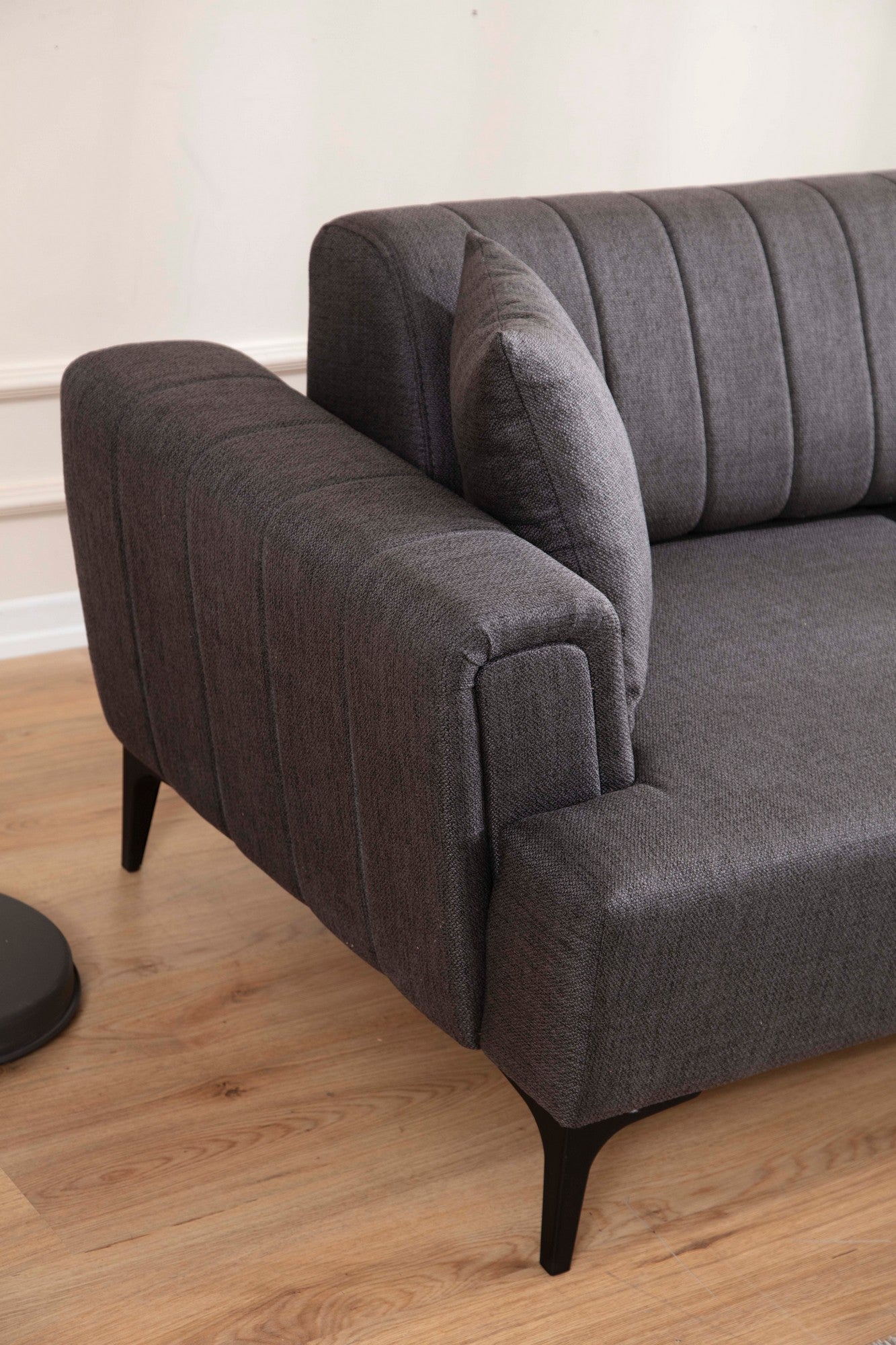 Sofá-cama de canto elegante, cinza escuro, 270x140 cm | Estrutura em madeira de faia e aglomerado, 100% poliéster | Mecanismo giratório, fácil manutenção, design moderno