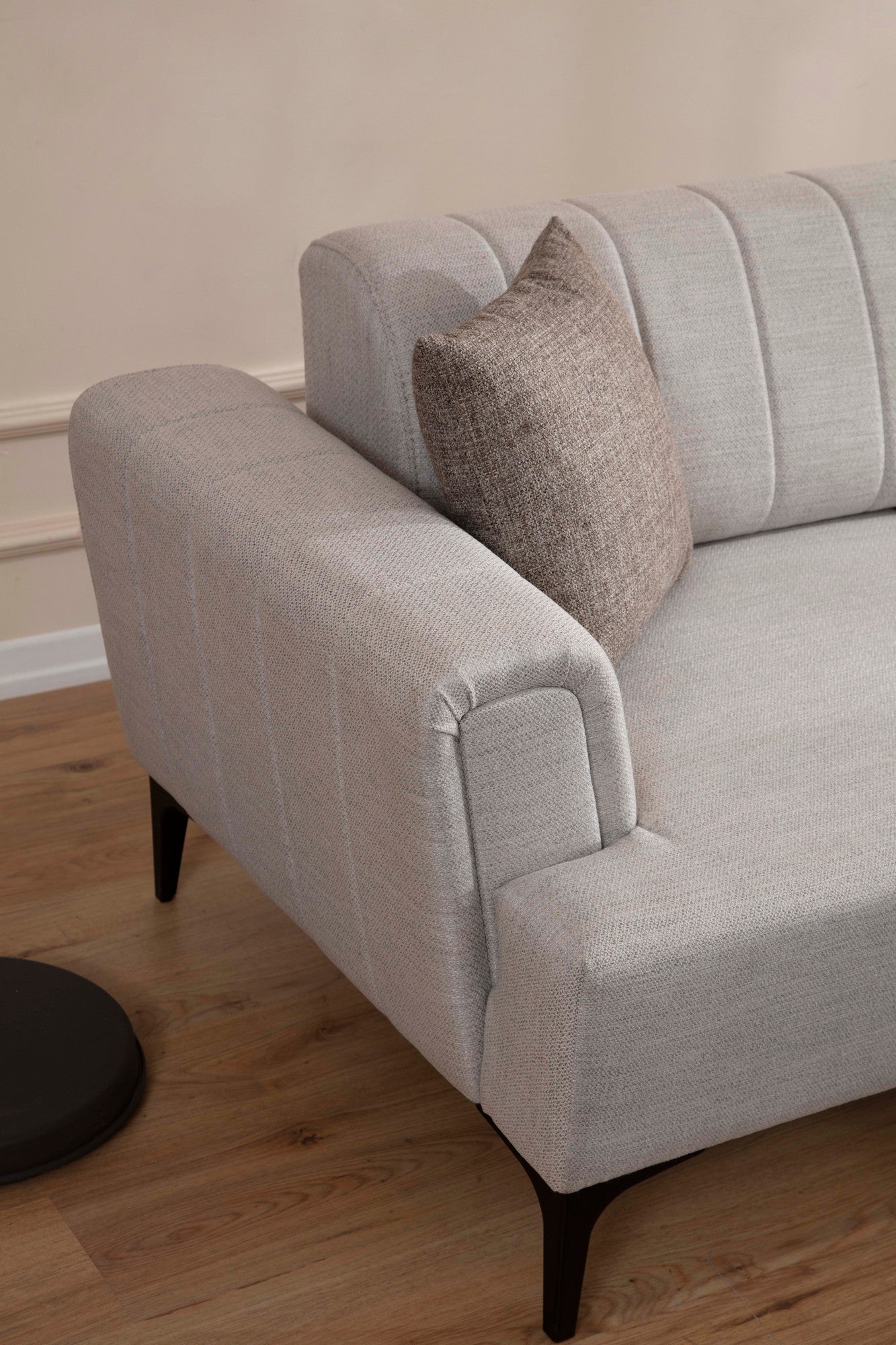 Sofá-cama de canto elegante, cru, 270x140 cm | Estrutura em madeira de faia e aglomerado, 100% poliéster | Mecanismo giratório do encosto, conforto em espuma macia | Design moderno