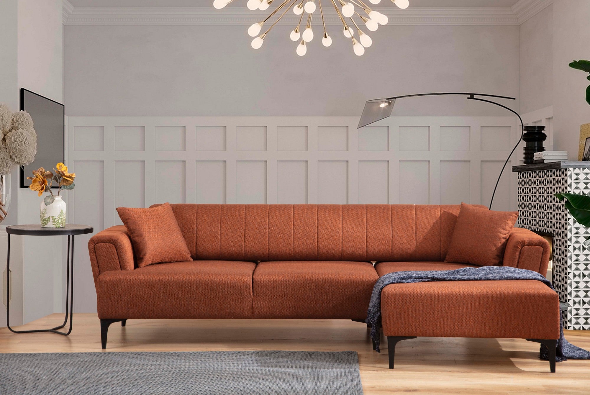 Sofá-cama de canto elegante, vermelho-azulejo, 270x140 cm | Estrutura em madeira de faia e aglomerado, 100% poliéster, mecanismo giratório | Perfeito para espaços de convivência modernos