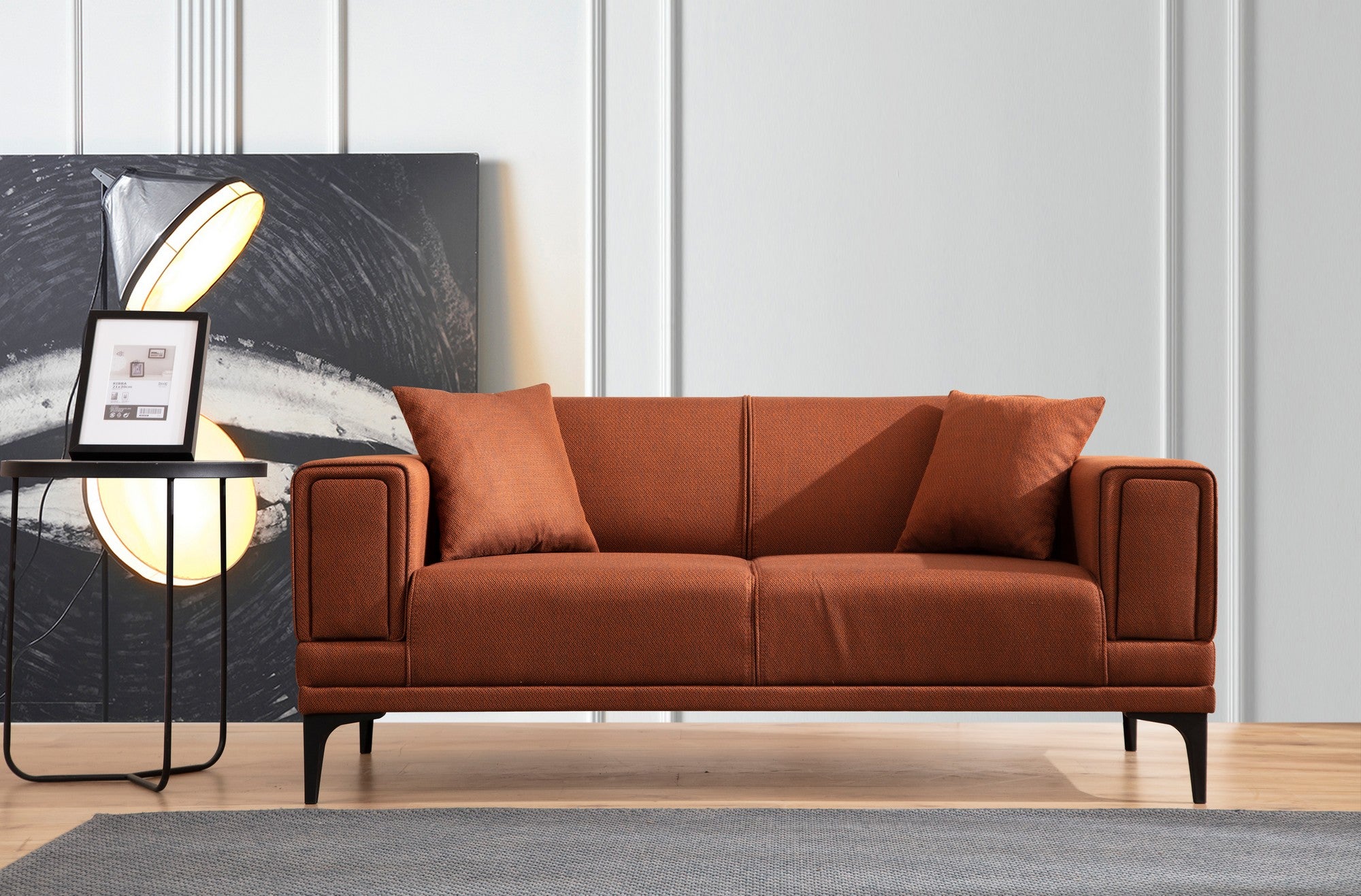Sofá elegante de 2 lugares, vermelho-azulejo, 170 x 85 x 77 cm | Estrutura em madeira de faia e aglomerado, tecido 100% poliéster | Almofadas de espuma macia, design de fácil manutenção