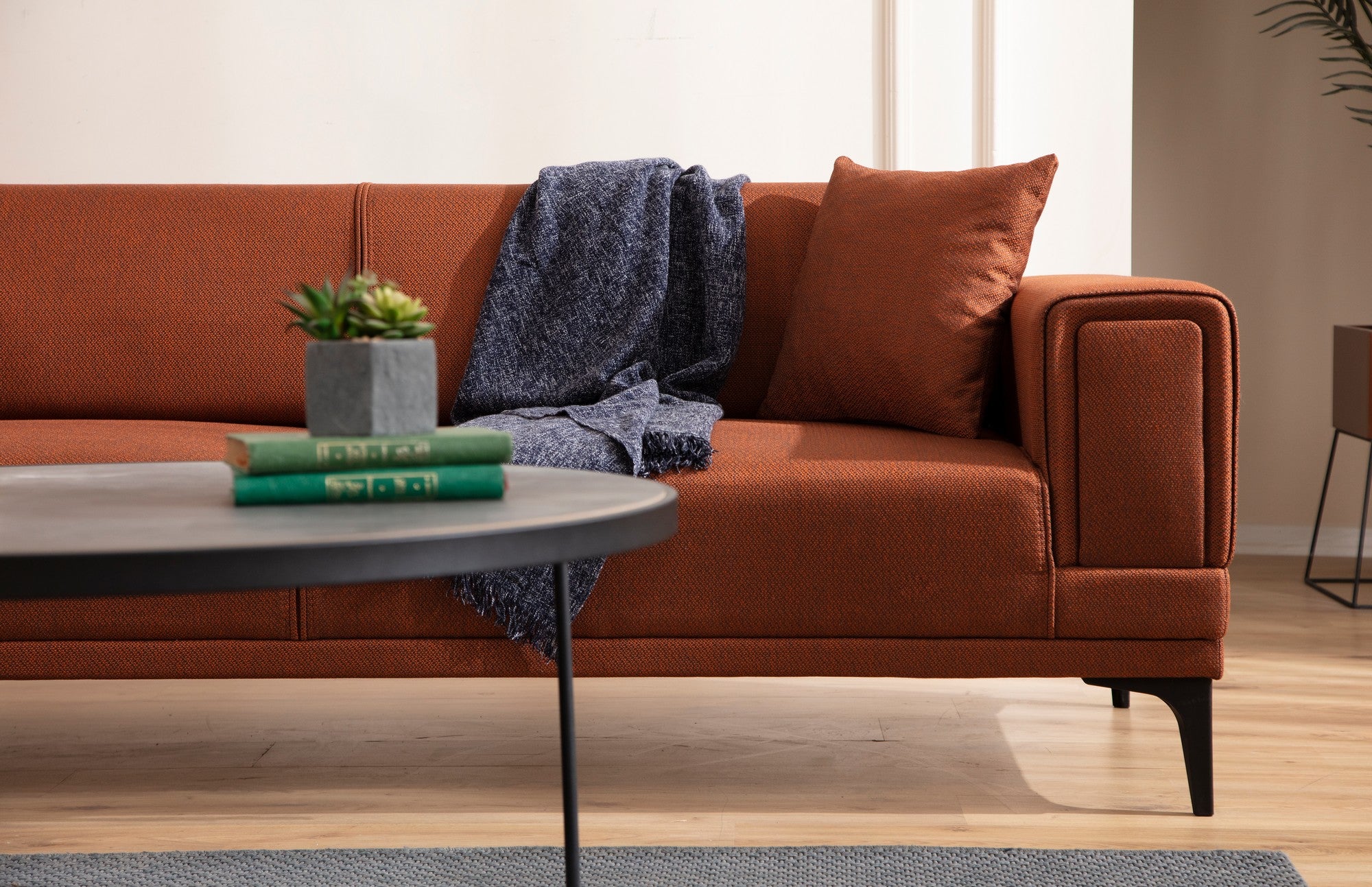 Sofá-cama elegante de 3 lugares, vermelho-azulejo, 230 x 95 x 77 cm | Estrutura em madeira de faia, 100% poliéster, mecanismo giratório | Perfeito para espaços modernos