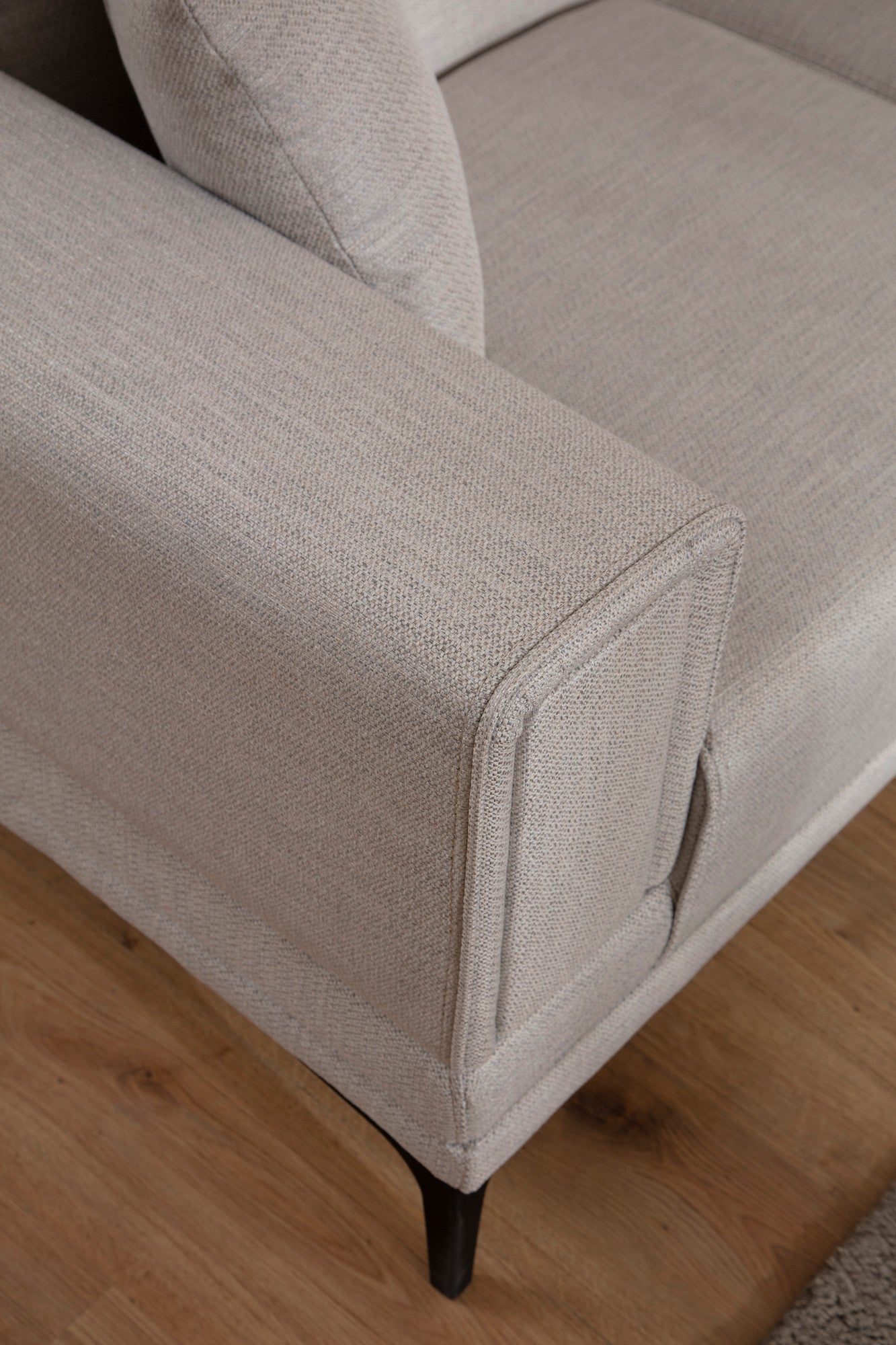 Sofá elegante de 1 lugar, cru, 90 x 85 x 77 cm | Estrutura em madeira de faia e aglomerado, tecido 100% poliéster | Almofadas de espuma macia, design fácil de limpar, conforto moderno