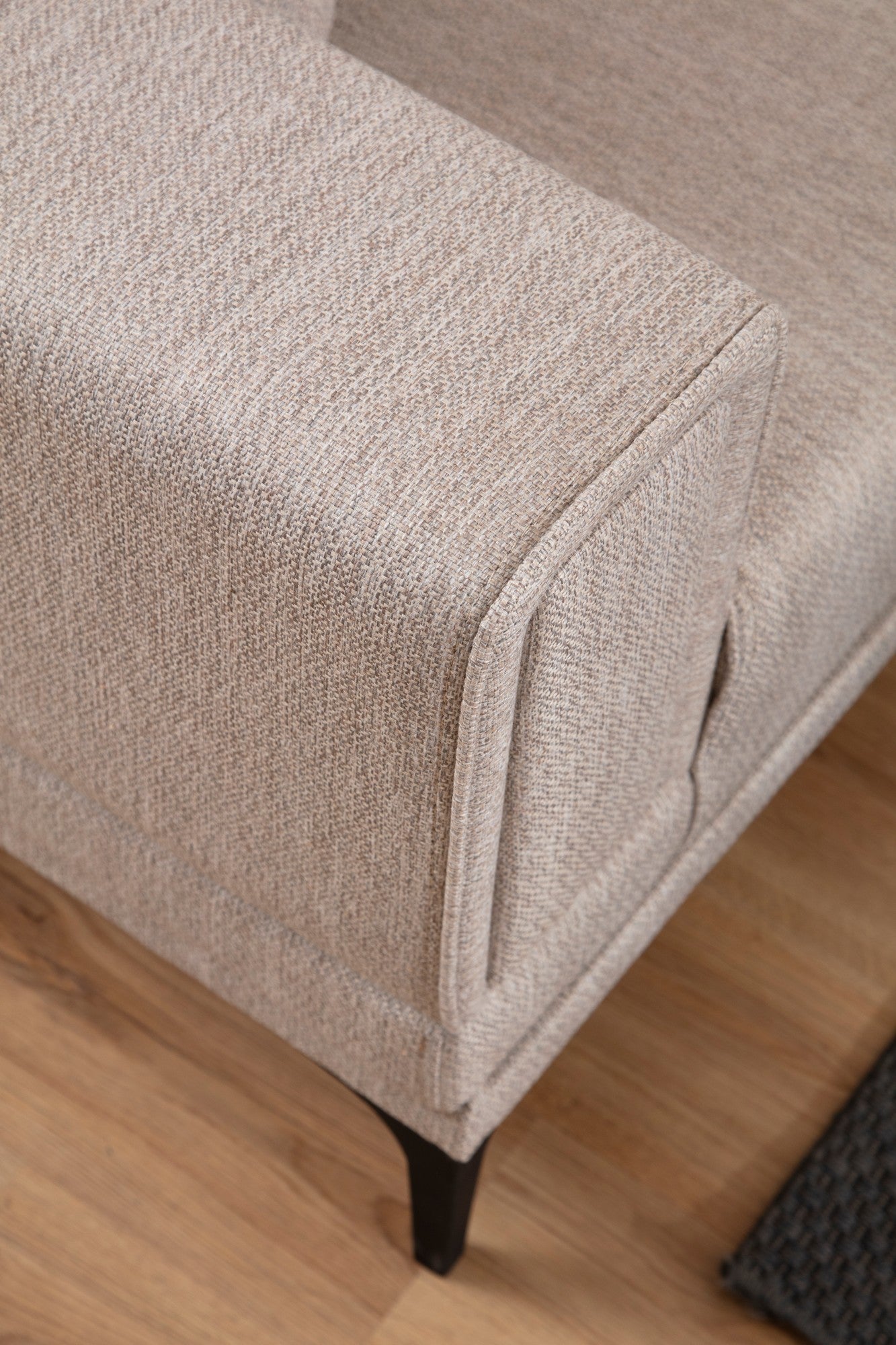 Sofá elegante de 1 lugar, marrom claro, 90 x 85 x 77 cm | Estrutura em madeira de faia e aglomerado, tecido 100% poliéster | Almofadas de espuma macia, design de fácil manutenção