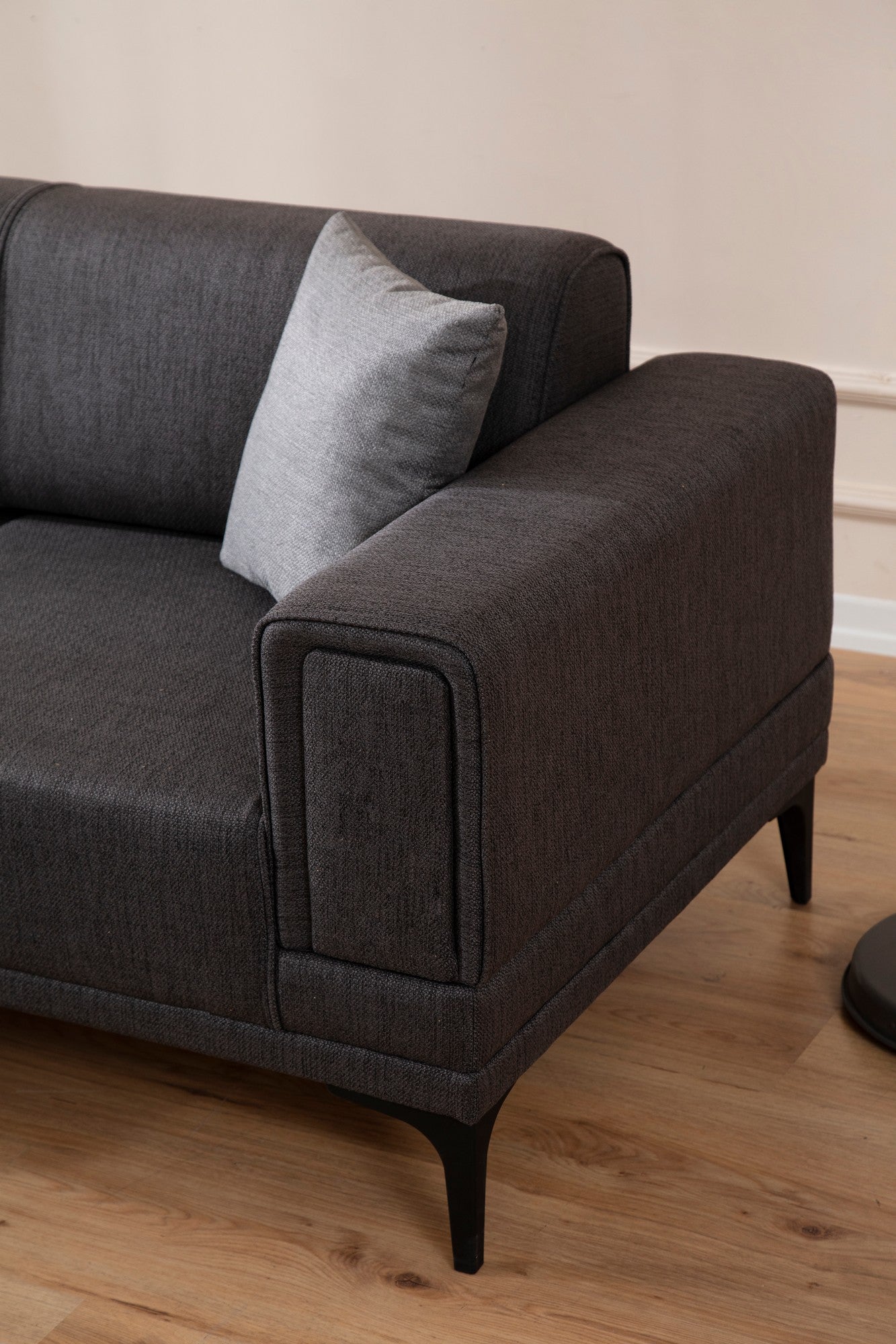 Sofá-cama de canto elegante, cinza escuro, 140x250 cm | Estrutura em madeira de faia e aglomerado, 100% poliéster | Mecanismo giratório, conforto em espuma macia, fácil de cuidar