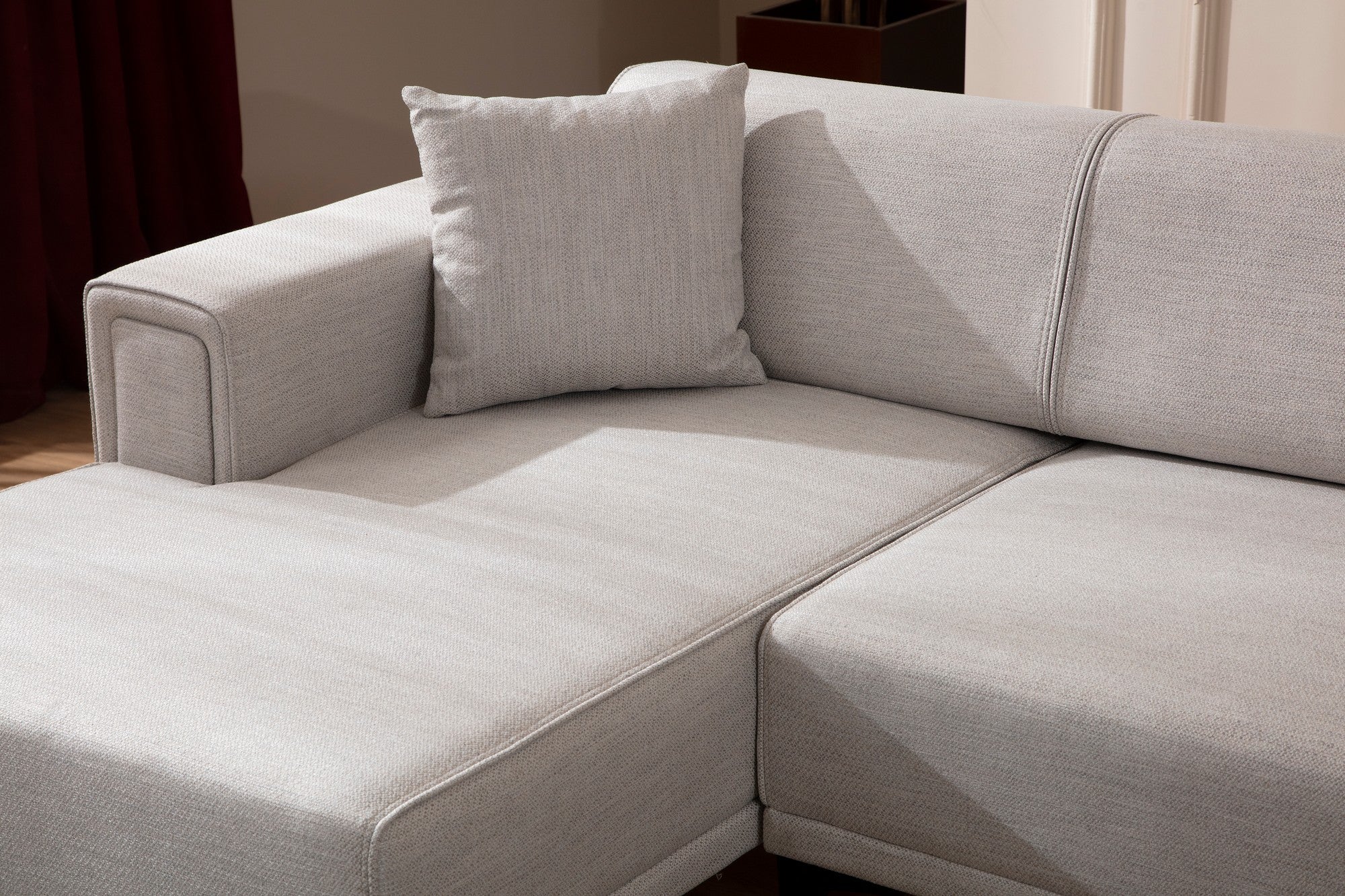Sofá-cama de canto elegante, cru, 140x250 cm | Estrutura em madeira de faia e aglomerado, 100% poliéster, mecanismo giratório | Perfeito para espaços modernos