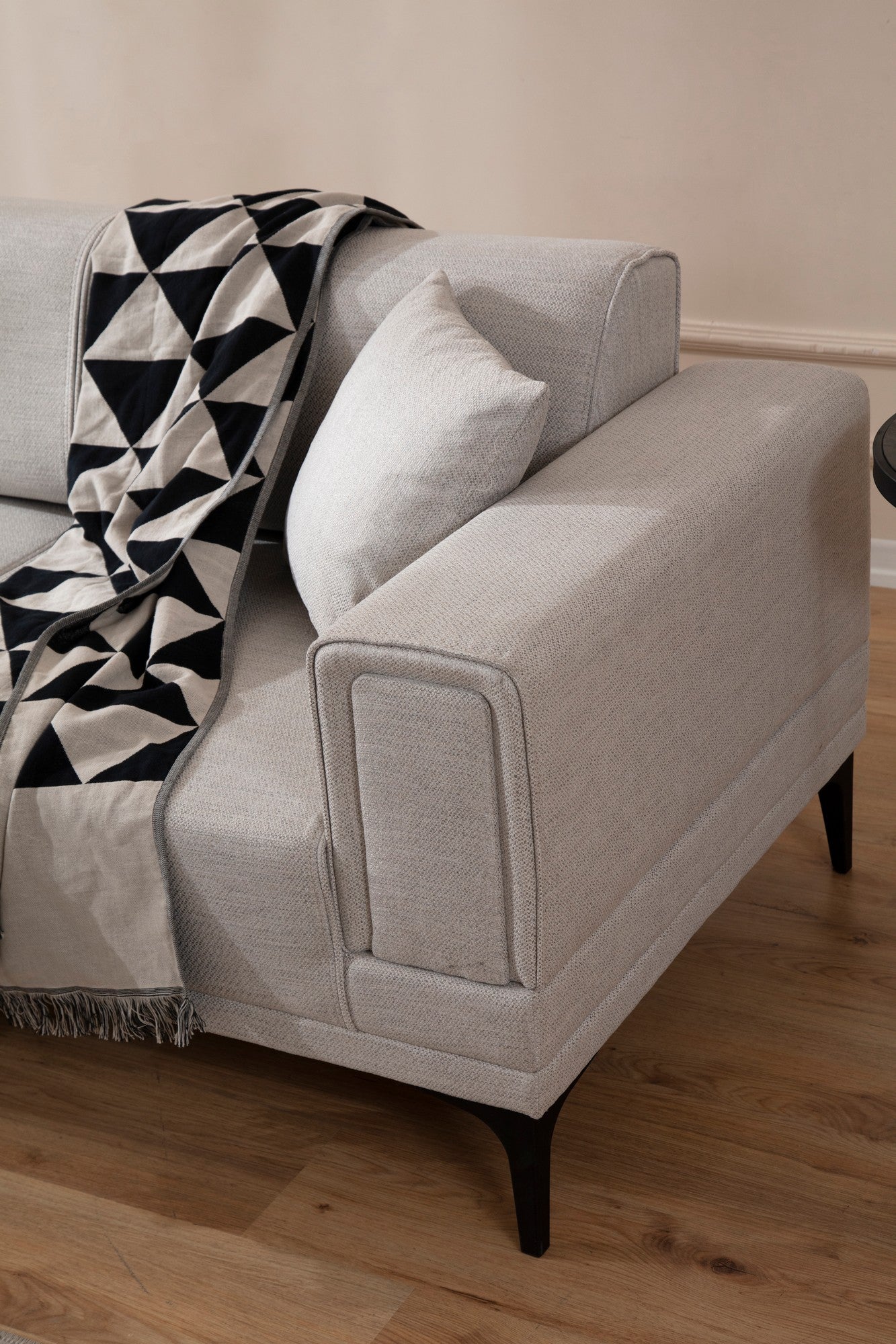 Sofá-cama de canto elegante, cru, 140x250 cm | Estrutura em madeira de faia e aglomerado, 100% poliéster, mecanismo giratório | Perfeito para espaços modernos