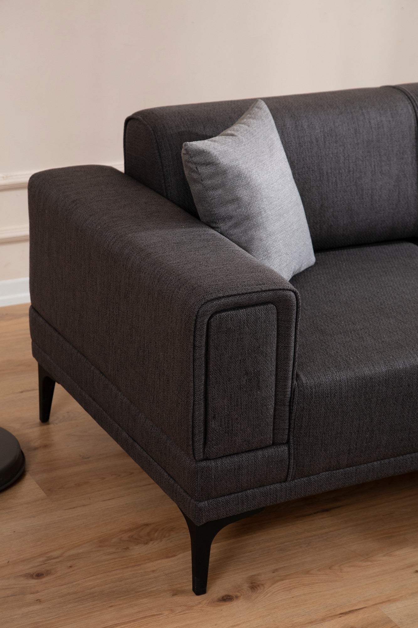 Sofá-cama de canto elegante, cinza escuro, 250x140 cm | Estrutura em madeira de faia e aglomerado, 100% poliéster | Mecanismo giratório, conforto em espuma macia, design moderno
