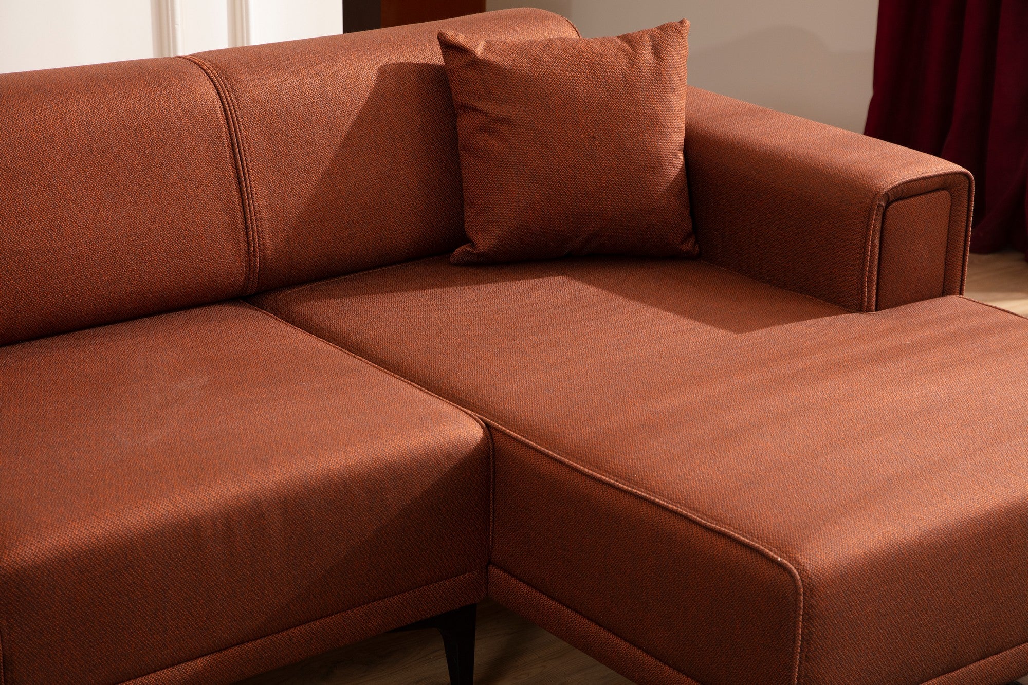 Sofá-cama de canto elegante, vermelho-azulejo, 250x140 cm | Estrutura em madeira de faia e aglomerado, 100% poliéster | Mecanismo giratório, conforto em espuma macia, design moderno