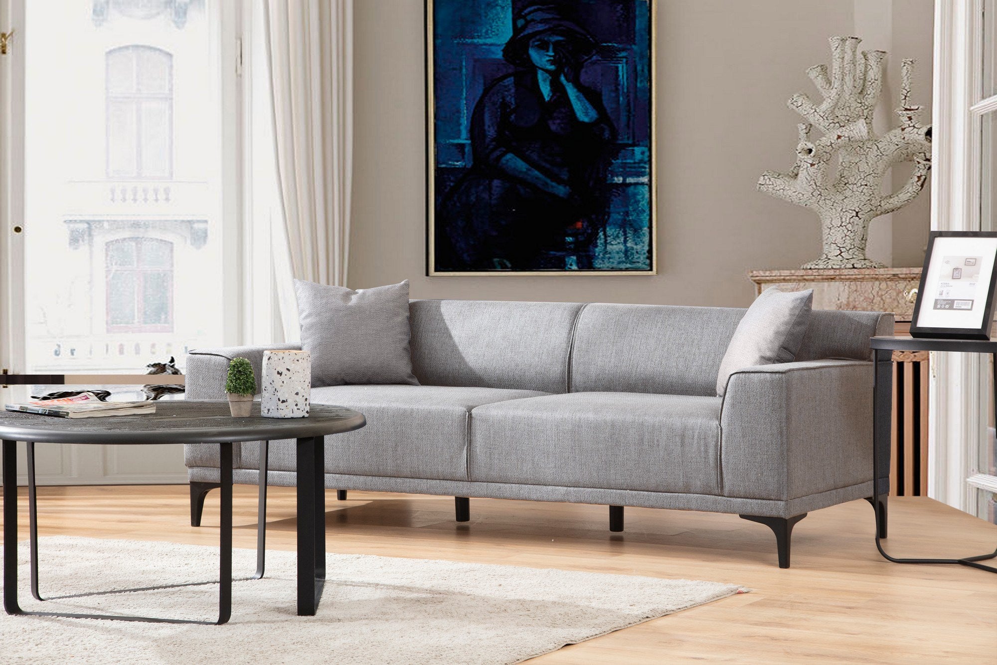 Sofá elegante de 3 lugares, cinza claro, 215 cm | Estrutura em madeira de faia e aglomerado, 100% poliéster, almofadas fixas, 2 travesseiros incluídos | Conforto moderno para sala de estar