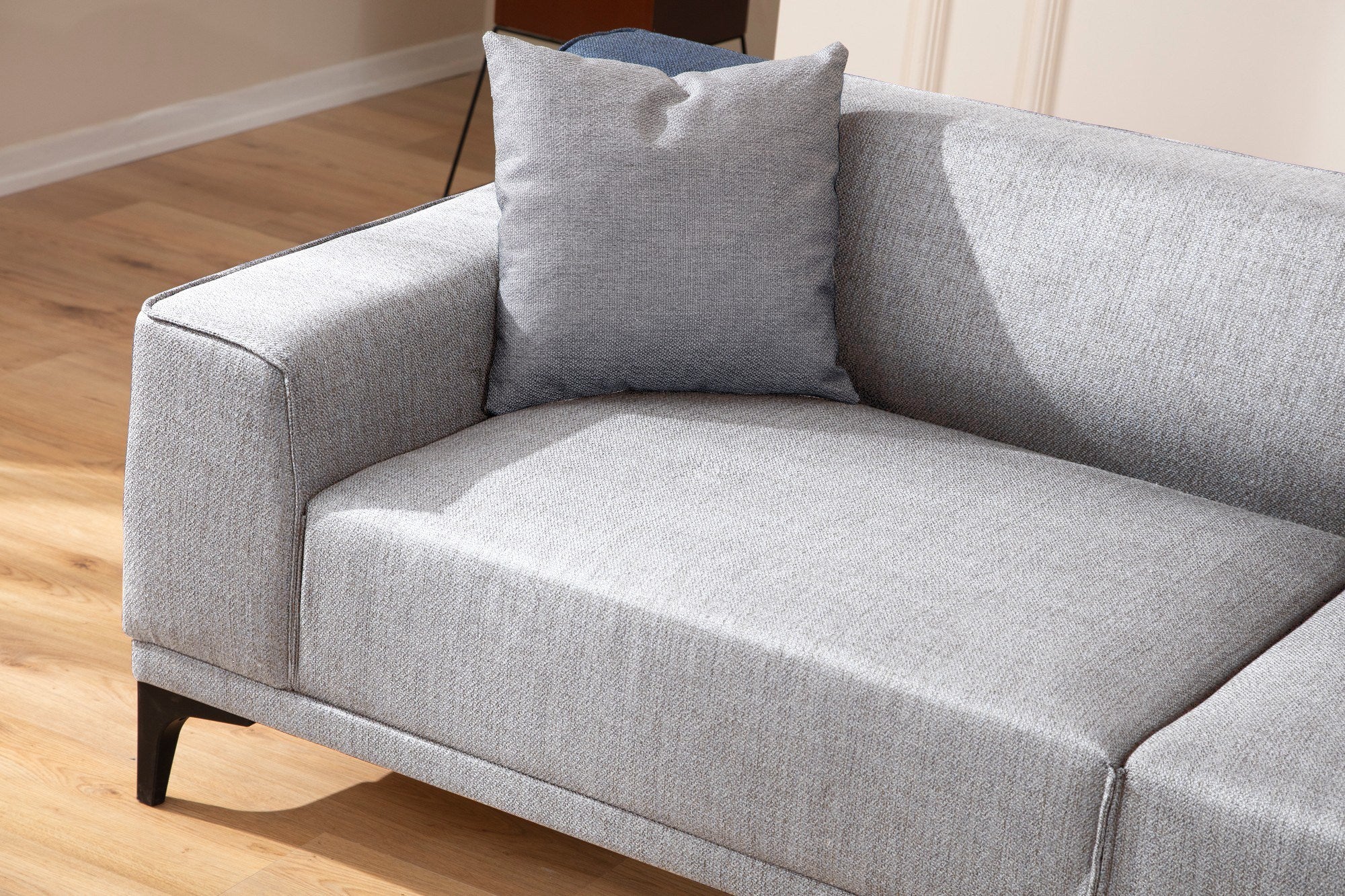 Sofá elegante de 3 lugares, cinza claro, 215 cm | Estrutura em madeira de faia e aglomerado, 100% poliéster, almofadas fixas, 2 travesseiros incluídos | Conforto moderno para sala de estar