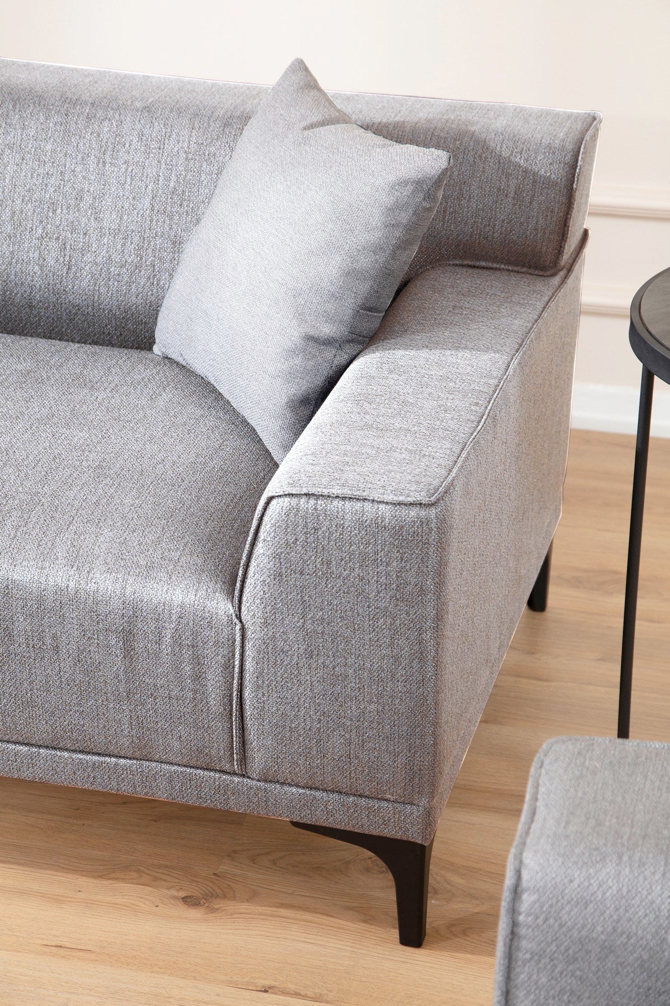 Sofá elegante de 3 lugares, cinza claro, 215 cm | Estrutura em madeira de faia e aglomerado, 100% poliéster, almofadas fixas, 2 travesseiros incluídos | Conforto moderno para sala de estar