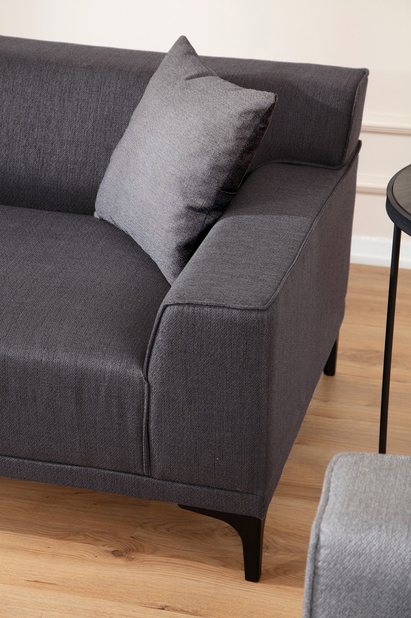 Sofá elegante de 3 lugares, antracite, 215 x 87 x 86 cm | Estrutura em madeira de faia e aglomerado, 100% poliéster, inclui 2 almofadas | Design durável e confortável para uma vida moderna