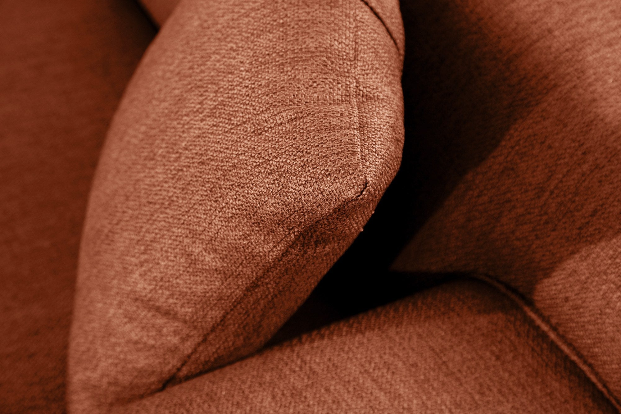 Sofá elegante de 2 lugares, laranja, 165 x 87 x 86 cm | Estrutura em madeira de faia e aglomerado, 100% poliéster, inclui 2 almofadas | Design confortável e moderno