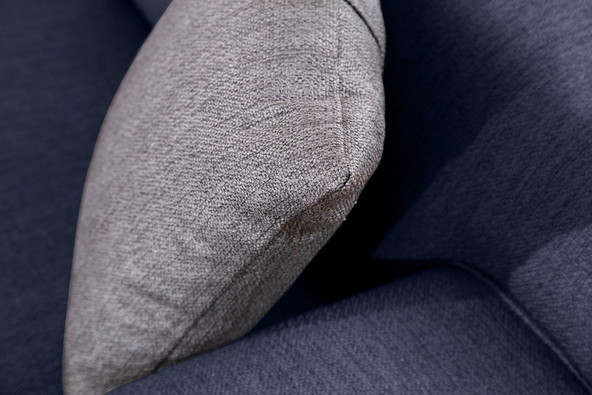 Sofá elegante de 2 lugares, tecido azul, 165 x 87 x 86 cm | Estrutura em madeira de faia e aglomerado, 100% poliéster, inclui 2 almofadas | Design confortável e moderno