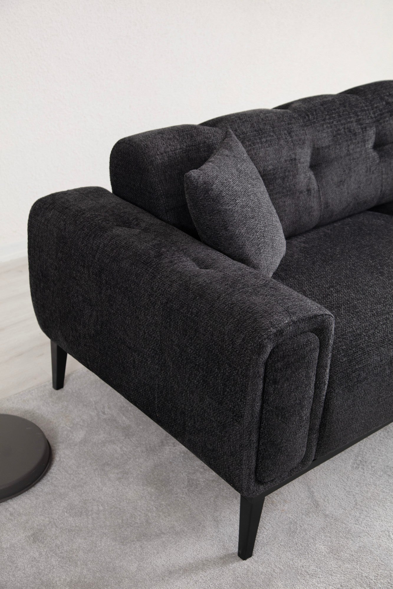 Sofá-cama elegante de 3 lugares, preto, 225 x 92 x 76 cm | Estrutura em madeira de faia, 100% poliéster, mecanismo giratório para as costas | Perfeito para espaços modernos
