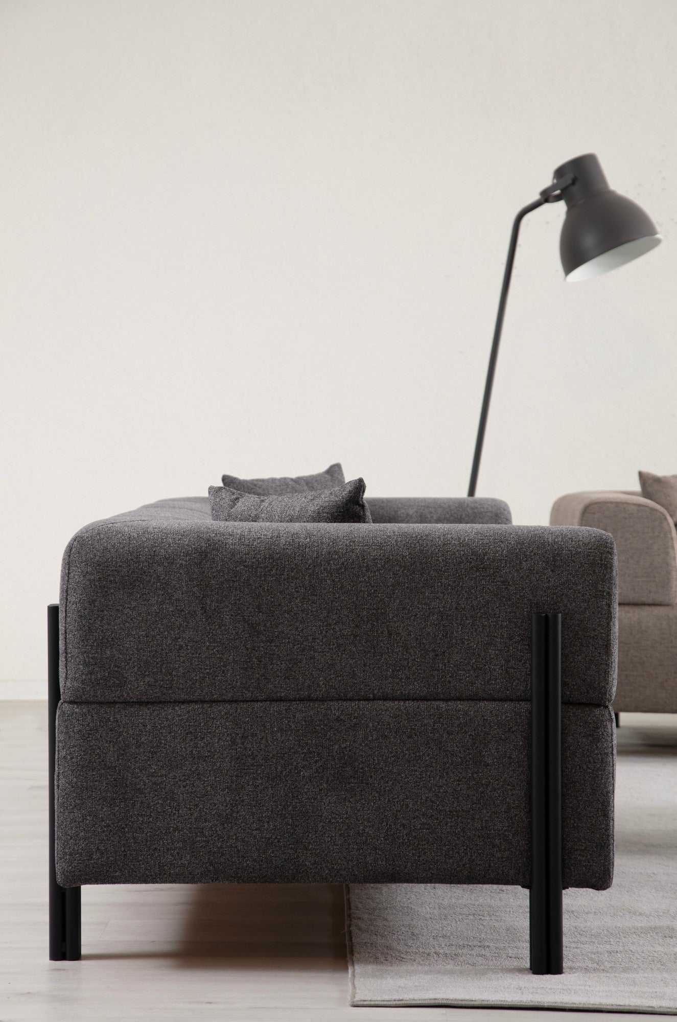 Sofá elegante de 3 lugares, antracite, 225 x 93 x 75 cm | Estrutura em madeira de faia e aglomerado, 100% poliéster, almofadas de espuma macia | Design moderno com pernas de metal preto