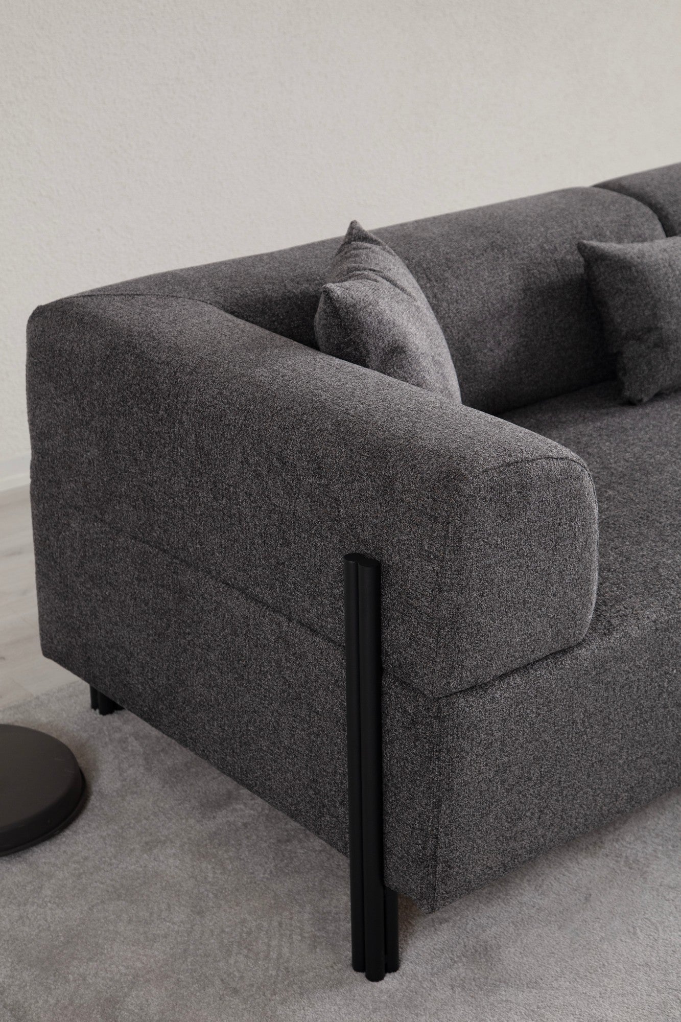 Sofá elegante de 3 lugares, antracite, 225 x 93 x 75 cm | Estrutura em madeira de faia e aglomerado, 100% poliéster, almofadas de espuma macia | Design moderno com pernas de metal preto