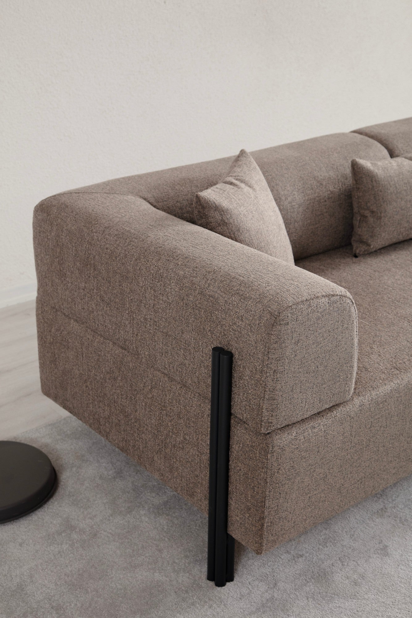 Sofá elegante de 3 lugares, marrom, 225 x 93 x 75 cm | Estrutura em madeira de faia e aglomerado, 100% poliéster, almofadas de espuma macia | Design moderno com pernas de metal preto