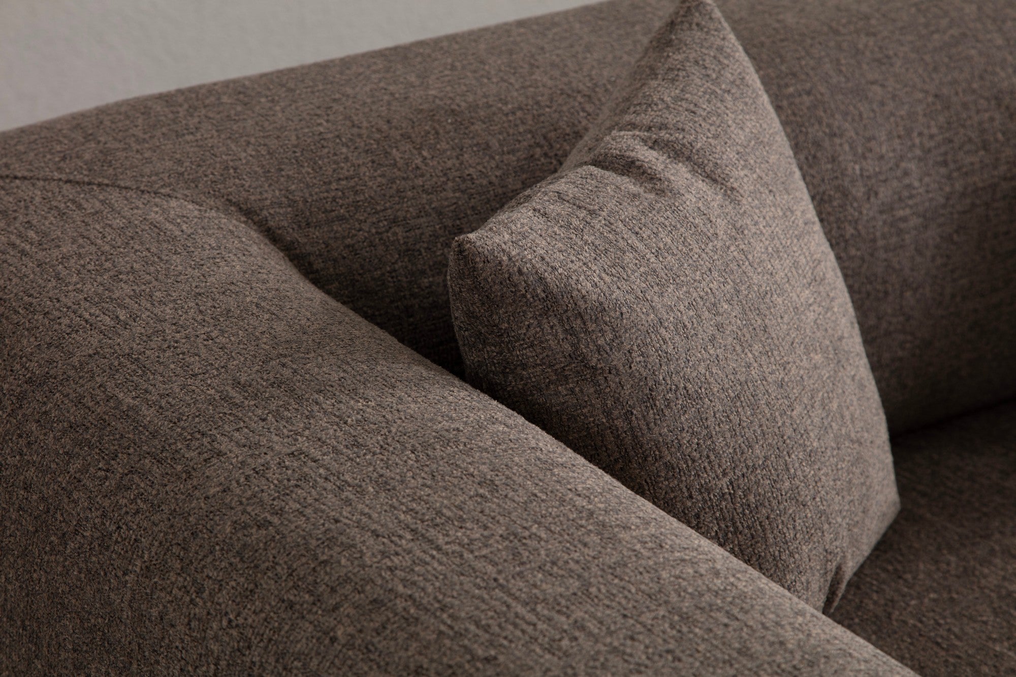 Sofá elegante de 3 lugares, marrom, 225 x 93 x 75 cm | Estrutura em madeira de faia e aglomerado, 100% poliéster, almofadas de espuma macia | Design moderno com pernas de metal preto