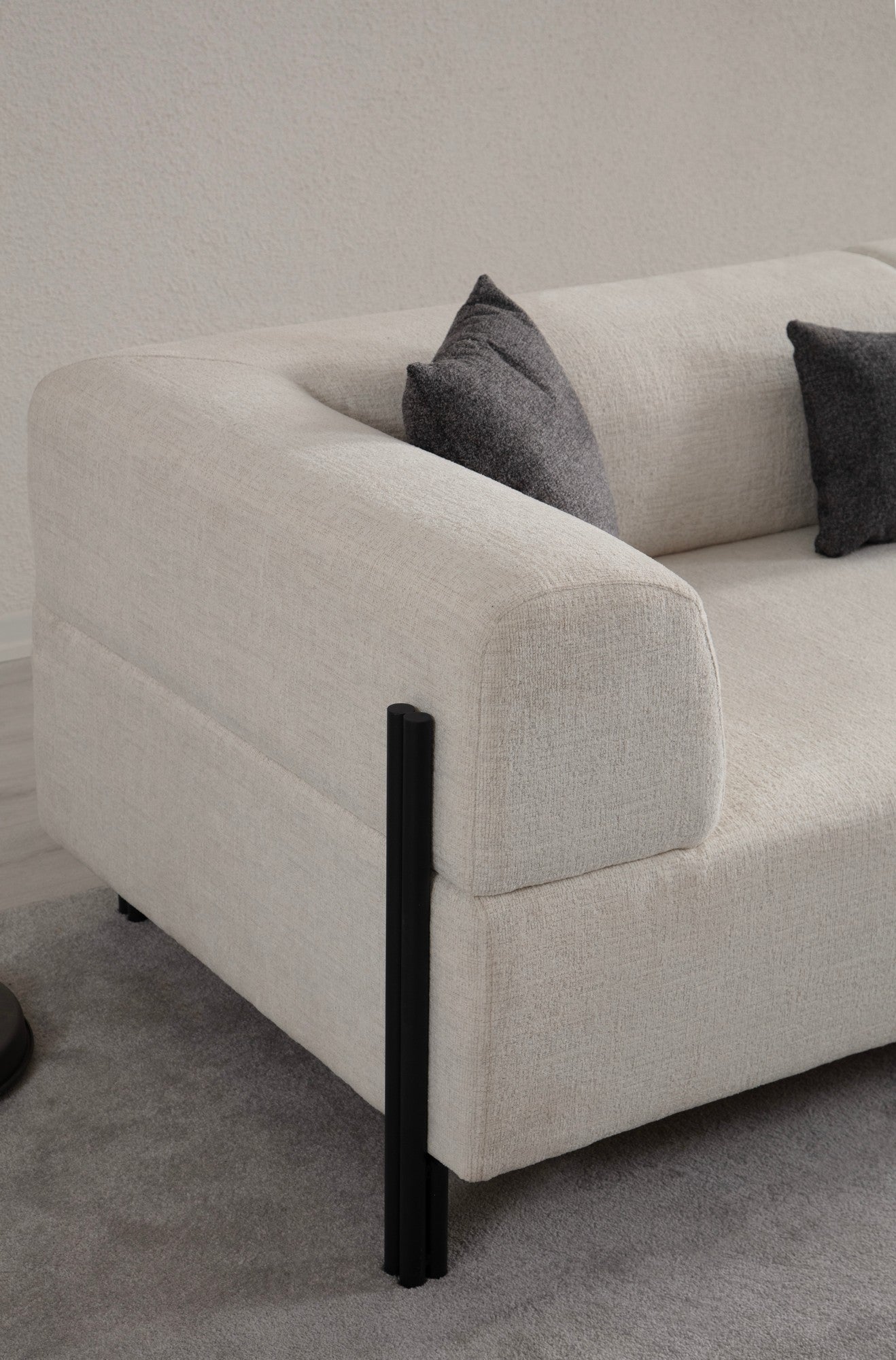 Sofá elegante de 3 lugares, branco, 225 x 93 x 75 cm | Estrutura em madeira de faia e aglomerado, 100% poliéster, pernas em metal preto | Design confortável e elegante para salas de estar modernas