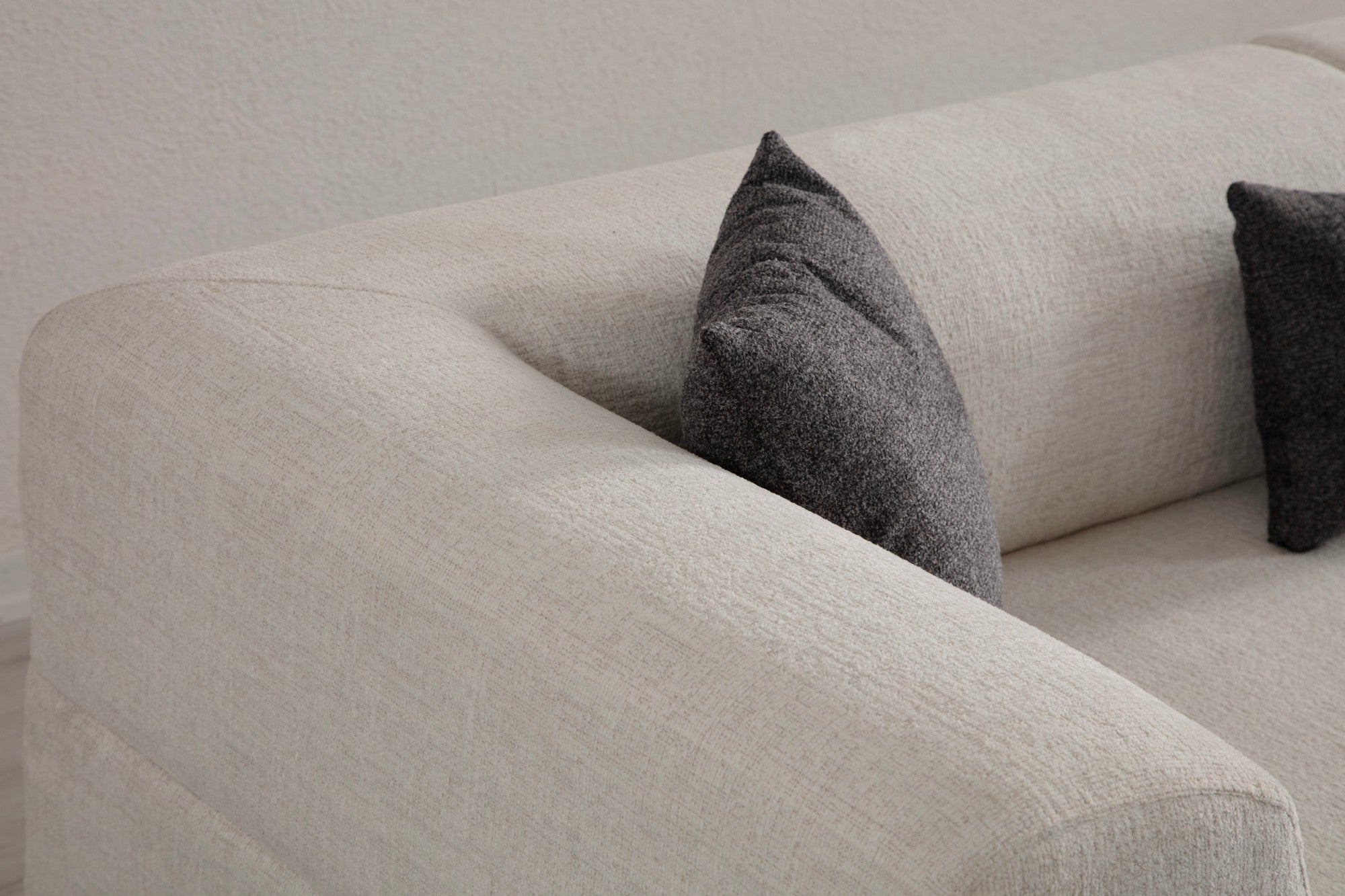 Sofá elegante de 3 lugares, branco, 225 x 93 x 75 cm | Estrutura em madeira de faia e aglomerado, 100% poliéster, pernas em metal preto | Design confortável e elegante para salas de estar modernas