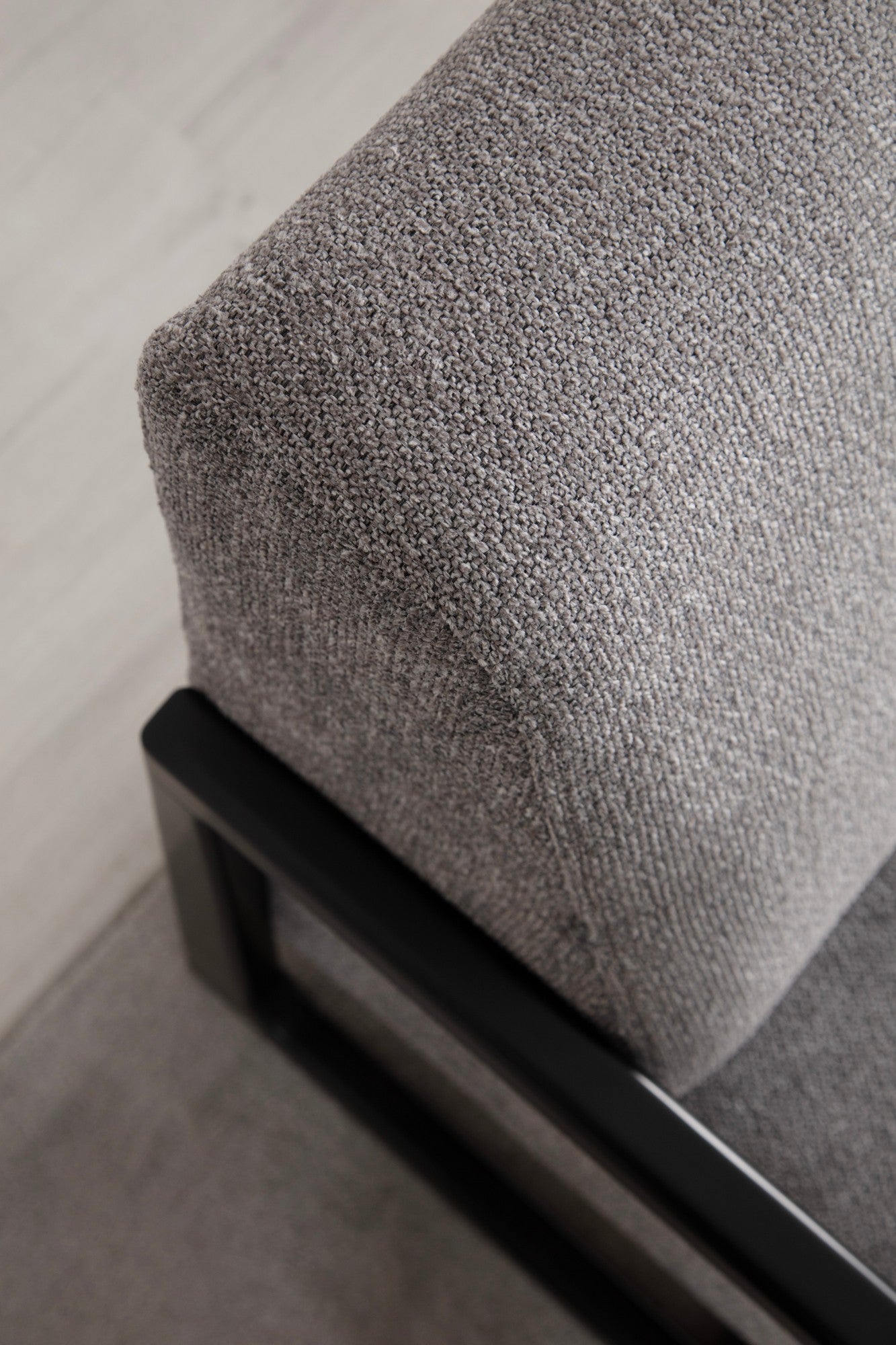Poltrona Elegante, Cinza Claro, 67 x 80 x 77 cm | Estrutura em madeira de faia e aglomerado, 100% poliéster, almofada de espuma macia | Elegante e confortável para sala de estar