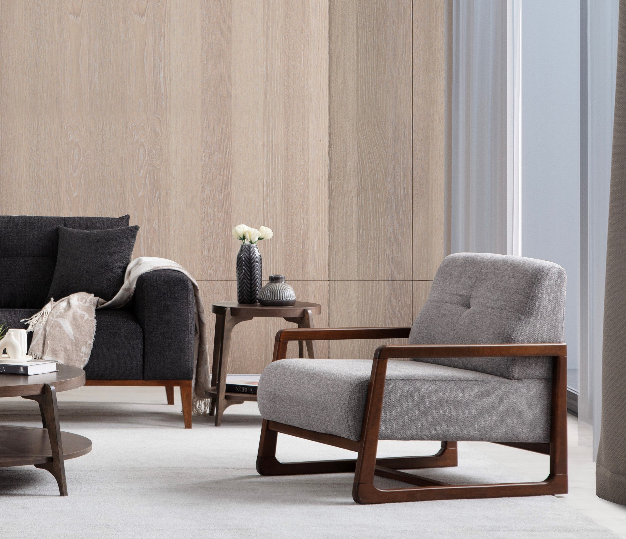 Poltrona Elegante, Cinza Claro e Nogueira, 67 cm L x 77 cm A x 80 cm P | Estrutura em Madeira de Faia, 100% Poliéster, Lavável a Seco, Almofada de Espuma Macia | Perfeita para Sala de Estar e Escritório