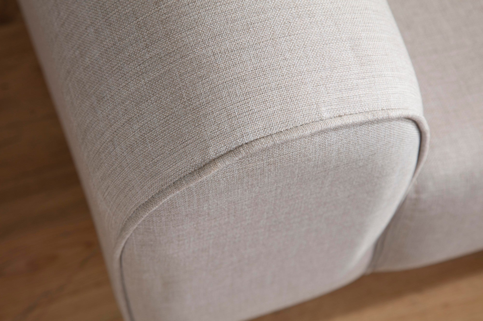 Sofá-cama elegante de 3 lugares, creme, 220 x 84 x 77 cm | Estrutura em madeira de faia, 100% poliéster, mecanismo giratório, pernas de madeira preta | Perfeito para espaços modernos