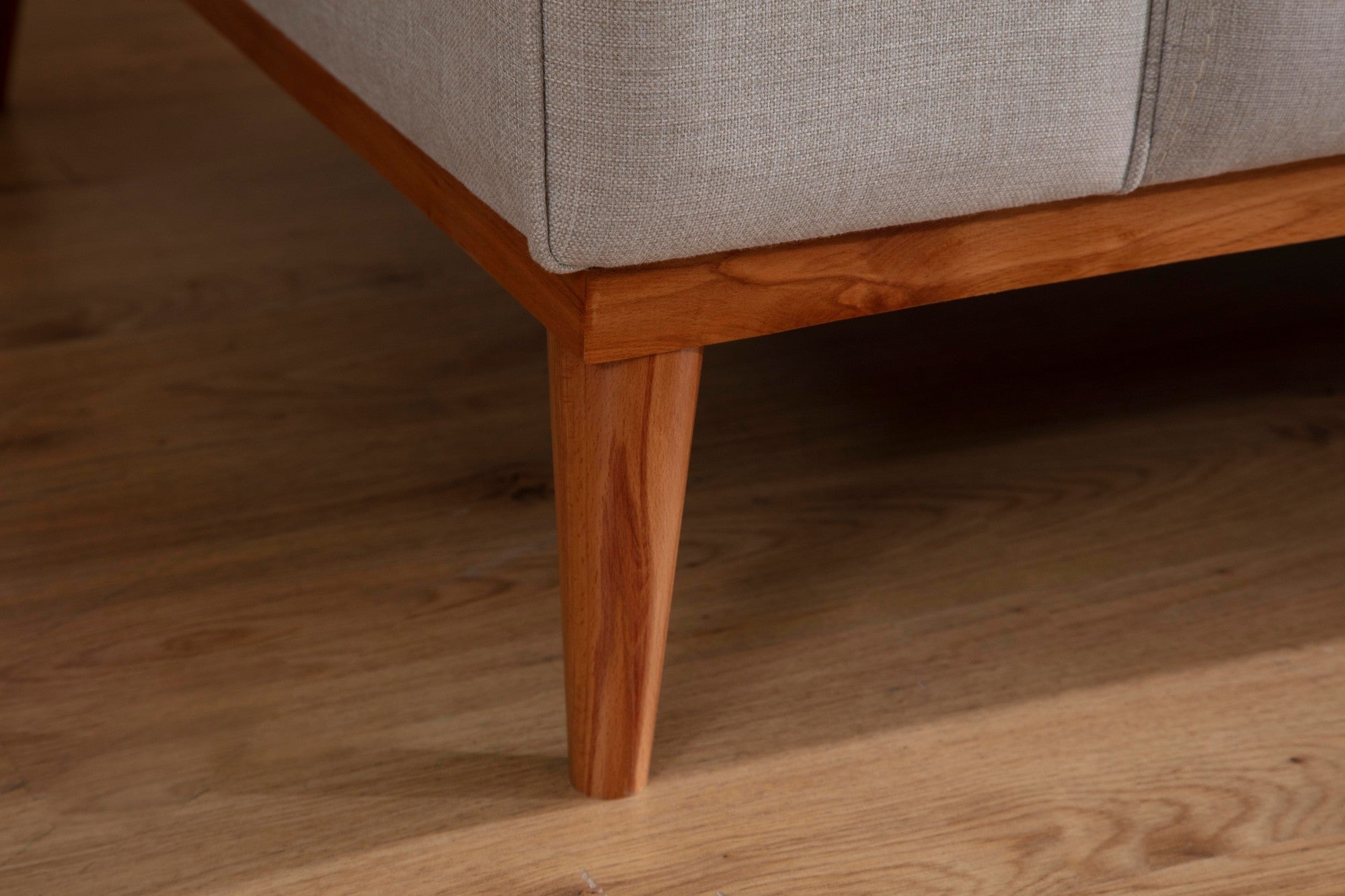 Sofá-cama elegante de 3 lugares, creme, 220 x 84 x 77 cm | Estrutura em madeira de faia, 100% poliéster, mecanismo giratório, pernas de madeira preta | Perfeito para espaços modernos