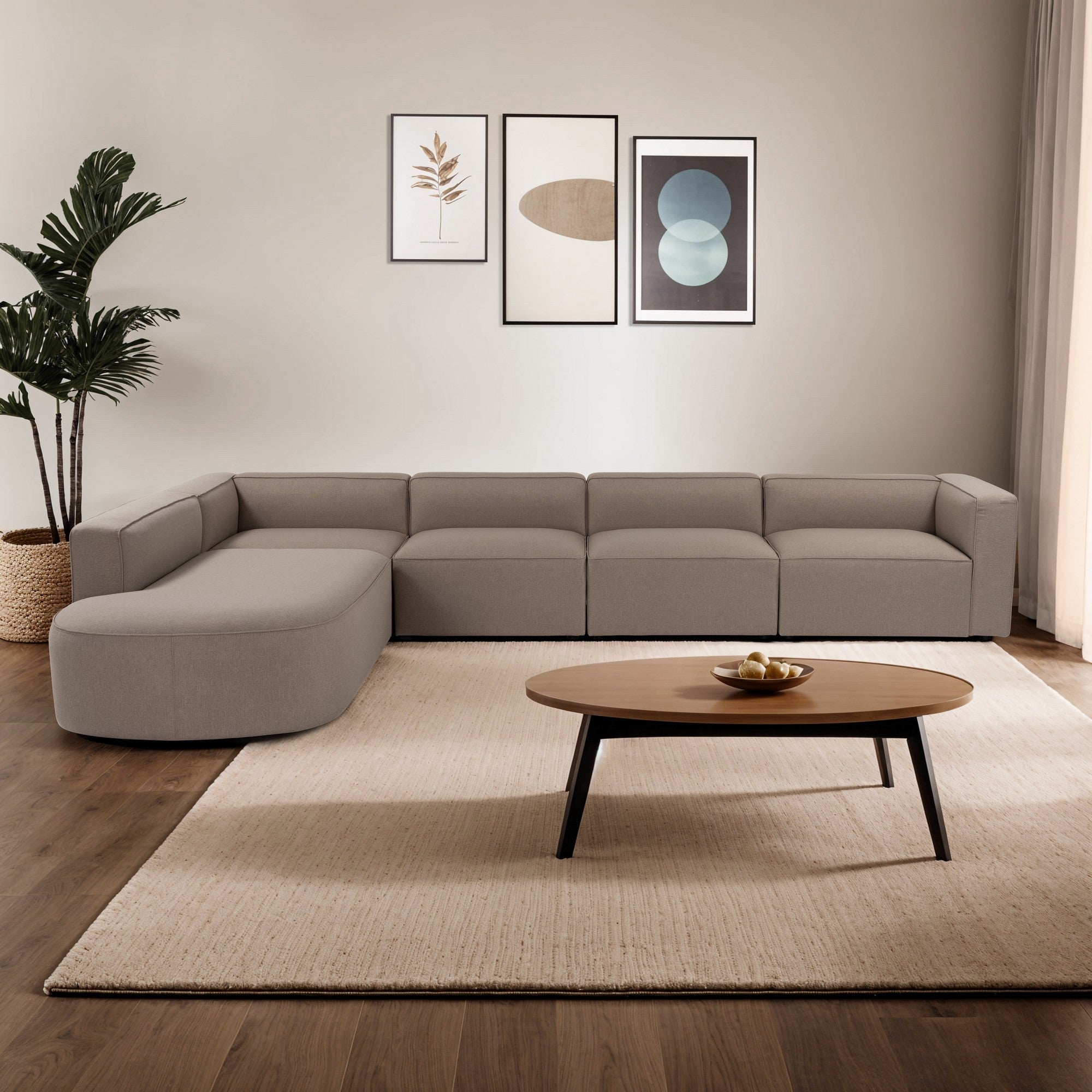 Sofá de canto elegante, marrom claro, 320 x 235 x 69 cm | Tecido de textura macia, estrutura de faia e abeto, 30 almofadas de espuma DNS | Perfeito para salas de estar modernas