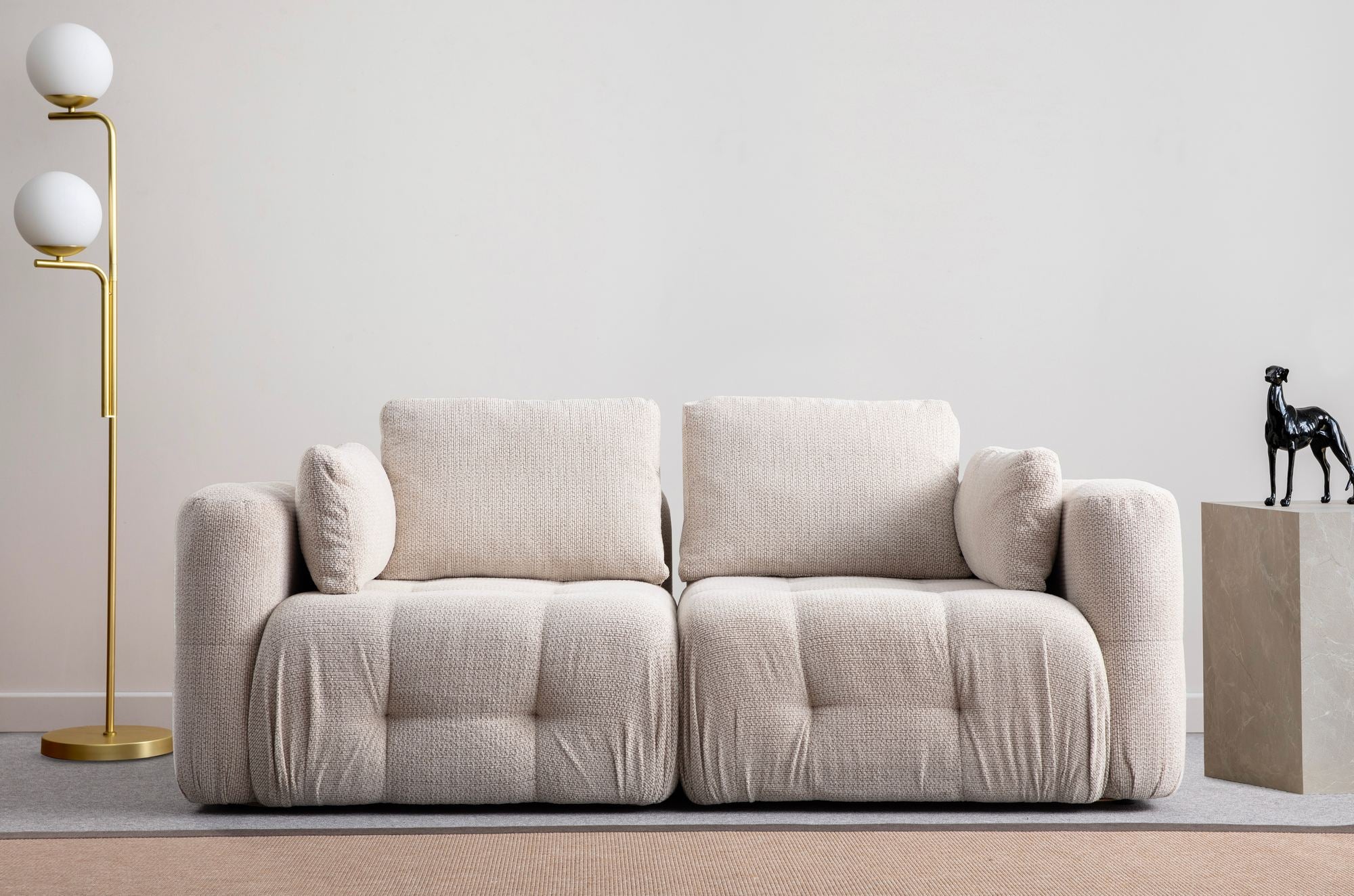 Sofá elegante de 2 lugares, bege, 300 x 120 x 65 cm | Estrutura em madeira de faia e aglomerado, tecido 100% poliéster | Espuma macia e almofadas incluídas, conforto moderno