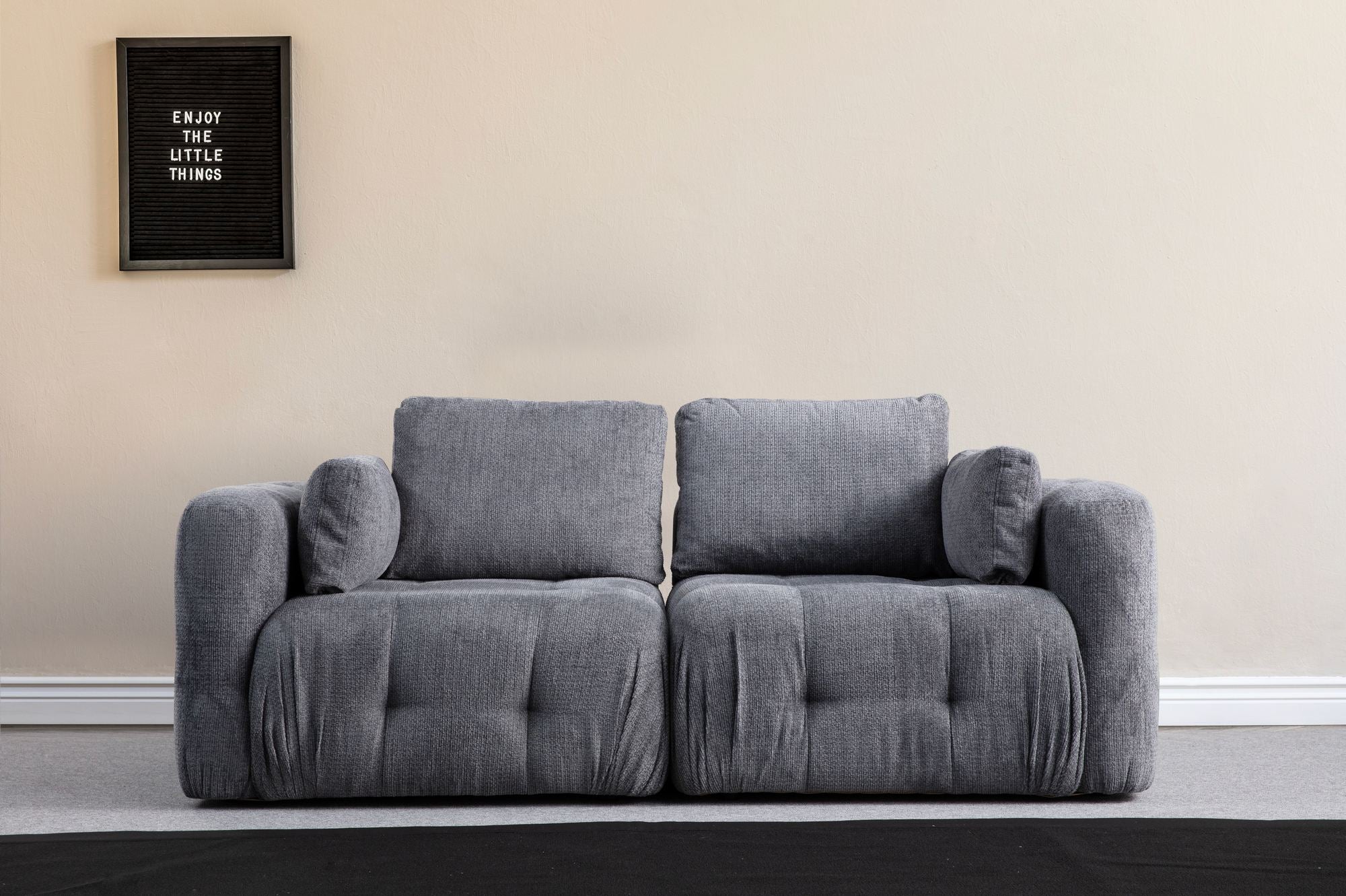 Sofá elegante de 2 lugares, tecido cinza, 300 x 120 x 65 cm | Estrutura em madeira de faia e aglomerado, almofadas de espuma macia, inclui travesseiros | Perfeito para salas de estar modernas