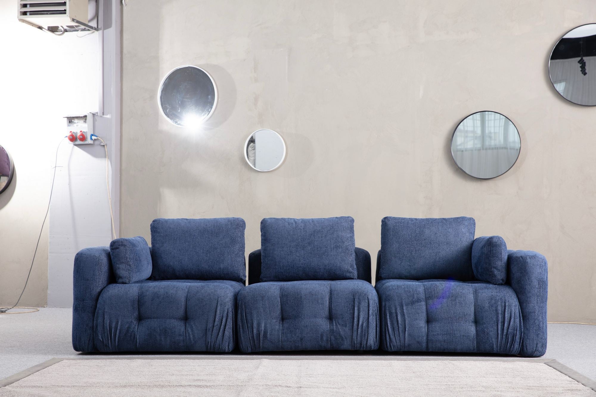 Sofá elegante de 3 lugares, azul-marinho, 290 cm | Estrutura em madeira de faia e aglomerado, 100% poliéster | Espuma macia e almofadas incluídas | Perfeito para salas de estar modernas